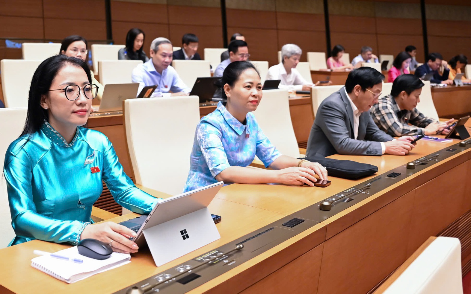 Đề nghị tăng cường quản lý, xử lý rác thải điện tử, pin mặt trời- Ảnh 3. Kiểm soát khí thải, ưu tiên chuyển đổi xanh hướng tới phát thải ròng bằng 0