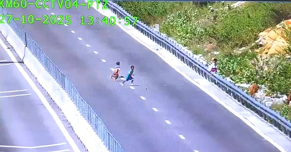 Ba thiếu ni&ecirc;n ngang nhi&ecirc;n v&agrave;o cao tốc Cam L&acirc;m - Vĩnh Hảo chặn xe, n&eacute;m đ&aacute;- Ảnh 1.