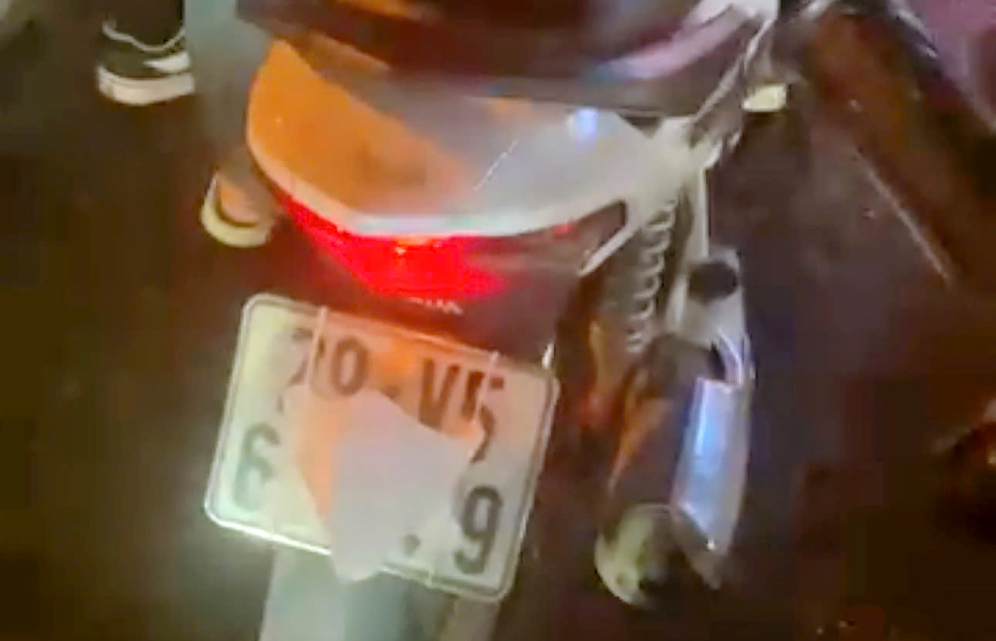 Xử nghi&ecirc;m chi&ecirc;u tr&ograve; che biển số, n&eacute; phạt nguội- Ảnh 1.