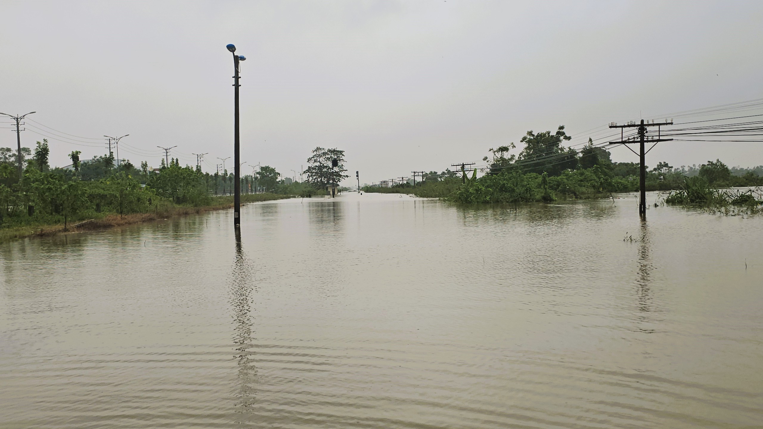 Cận cảnh tuyến đường sắt Bắc - Nam đoạn qua Huế ch&igrave;m trong nước lũ- Ảnh 3.