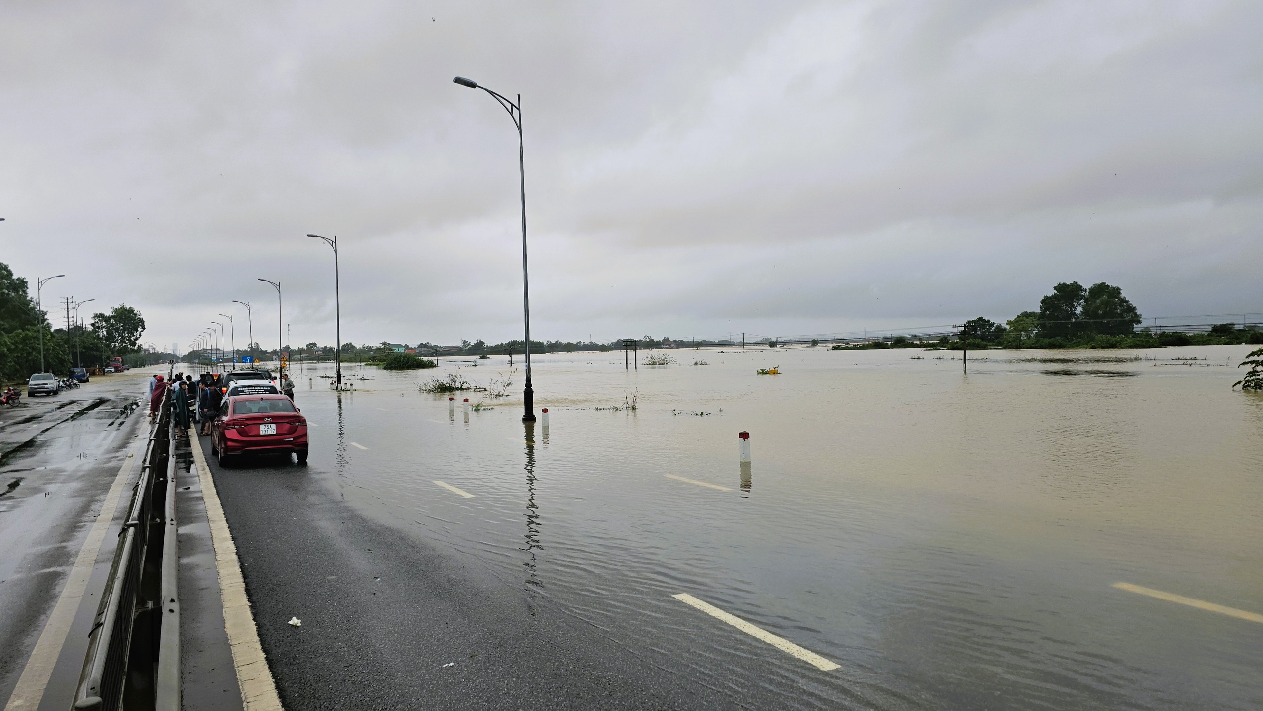 Cận cảnh tuyến đường sắt Bắc - Nam đoạn qua Huế ch&igrave;m trong nước lũ- Ảnh 4.
