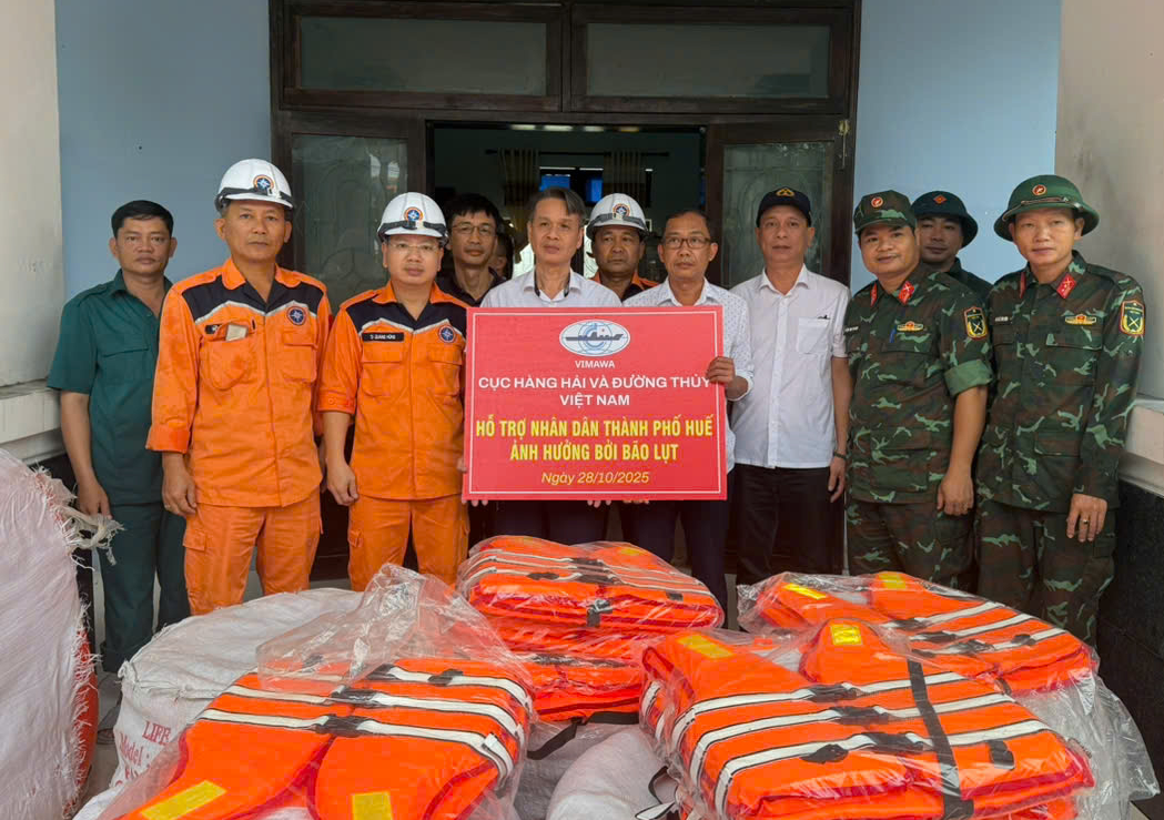 Cứu trợ khẩn cấp h&agrave;ng trăm &aacute;o phao, phao b&egrave; cho người d&acirc;n Huế trong mưa lũ- Ảnh 2.