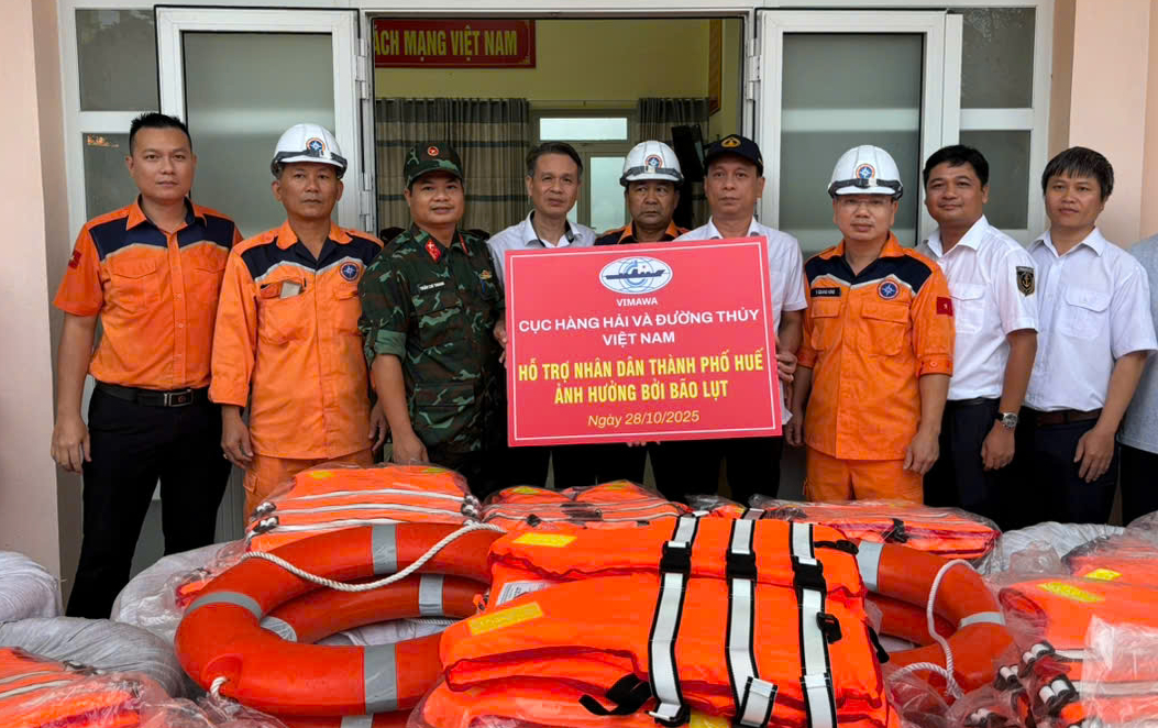 Cứu trợ khẩn cấp h&agrave;ng trăm &aacute;o phao, phao b&egrave; cho người d&acirc;n Huế trong mưa lũ- Ảnh 3.