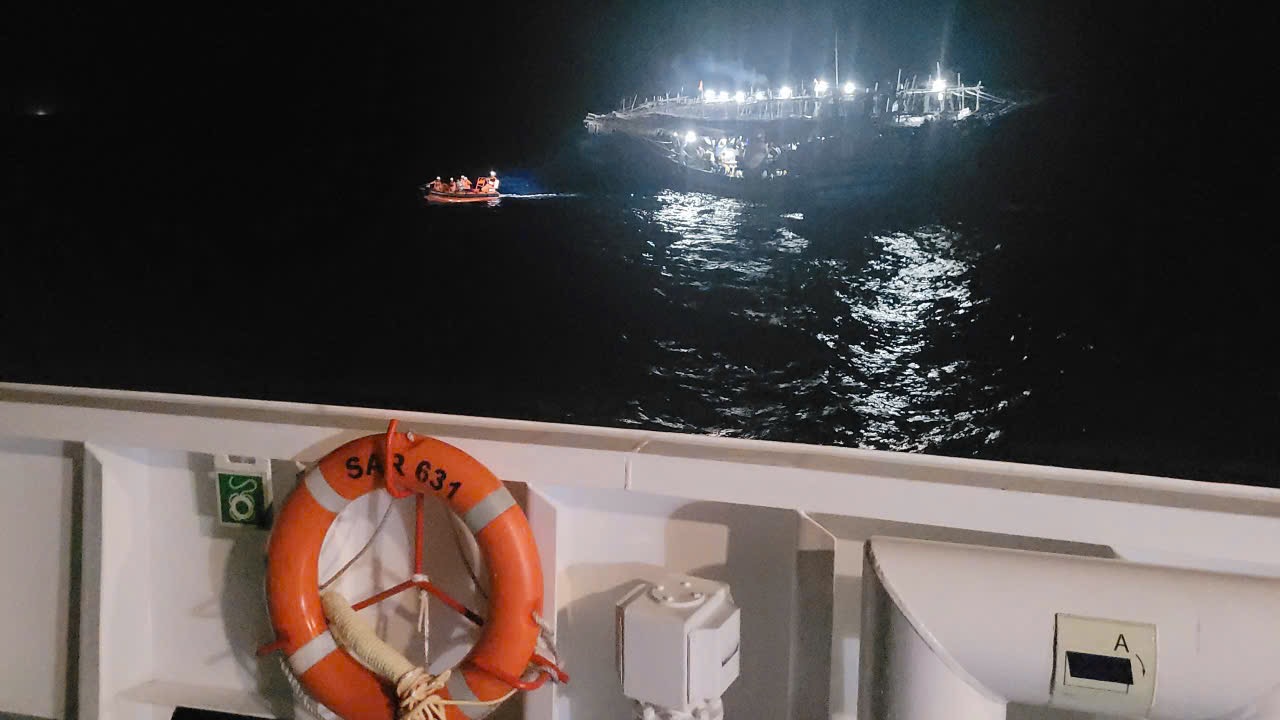 Khẩn cấp cứu ngư d&acirc;n bị đau ruột thừa cấp tr&ecirc;n biển Quy Nhơn- Ảnh 1.