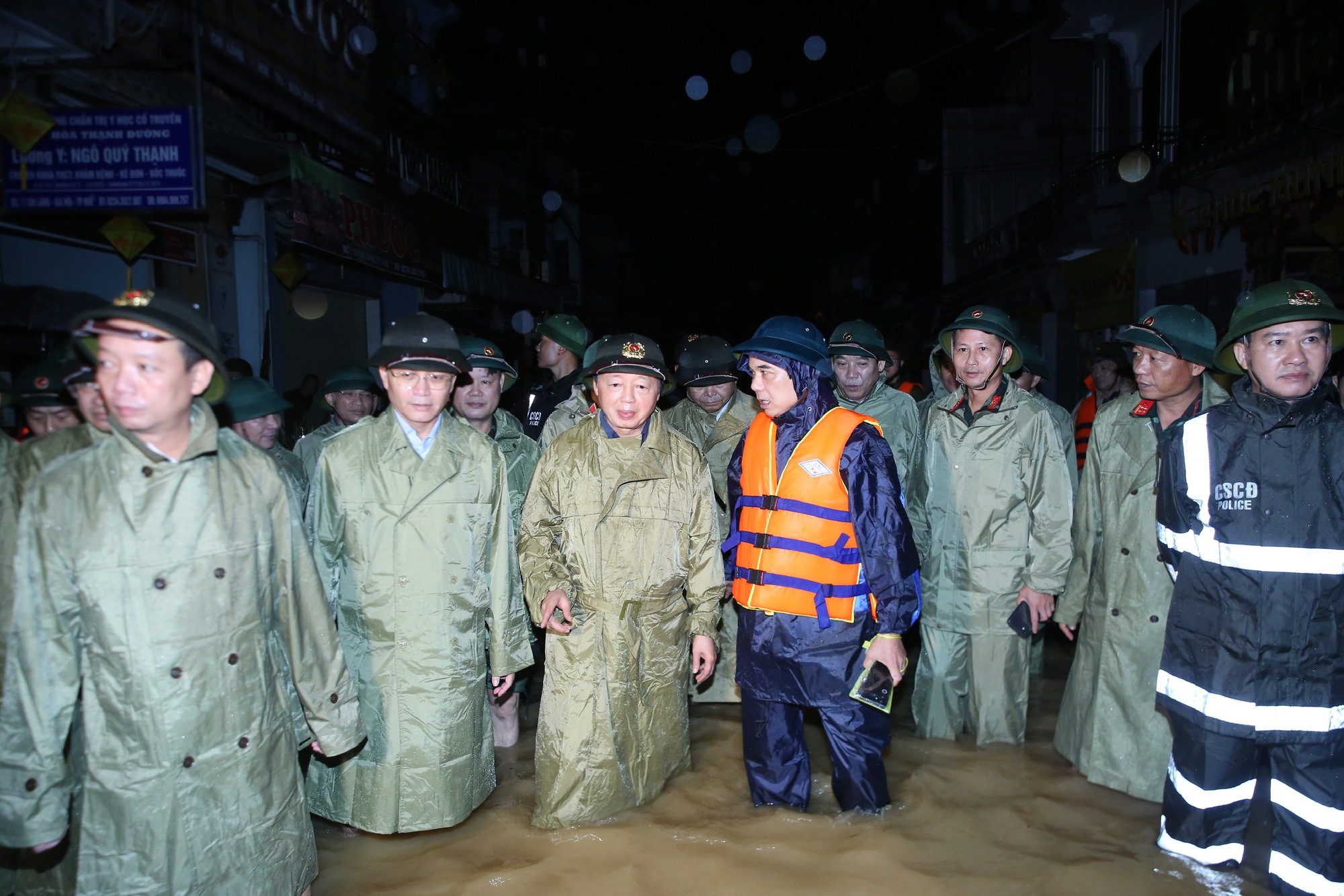 Ph&oacute; Thủ tướng Trần Hồng H&agrave; chỉ đạo ứng ph&oacute;, khắc phục hậu quả mưa lũ tại Huế- Ảnh 2.