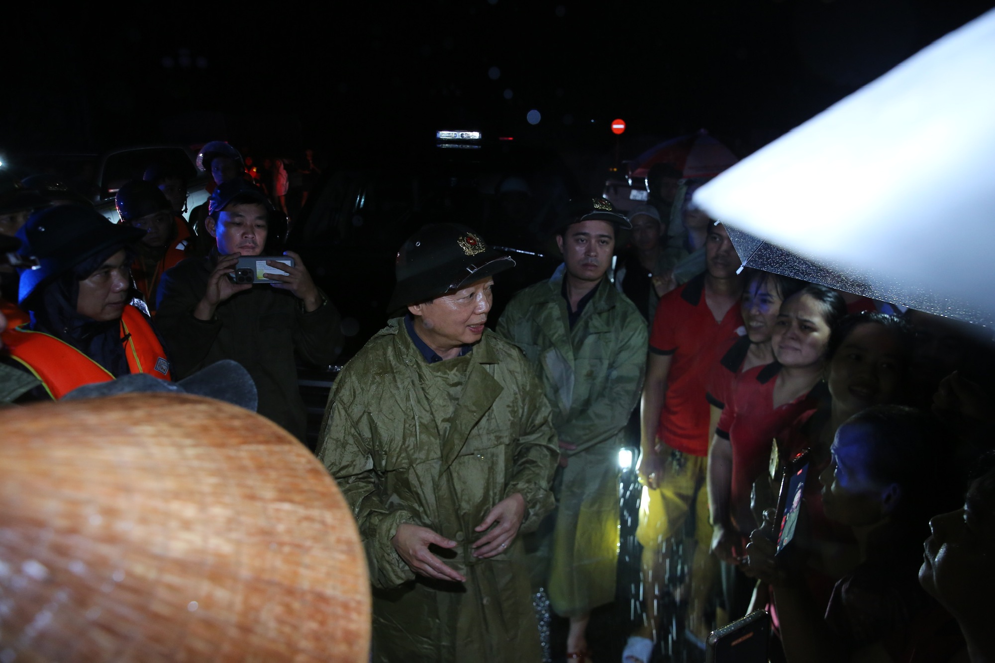 Ph&oacute; Thủ tướng Trần Hồng H&agrave; chỉ đạo ứng ph&oacute;, khắc phục hậu quả mưa lũ tại Huế- Ảnh 4.