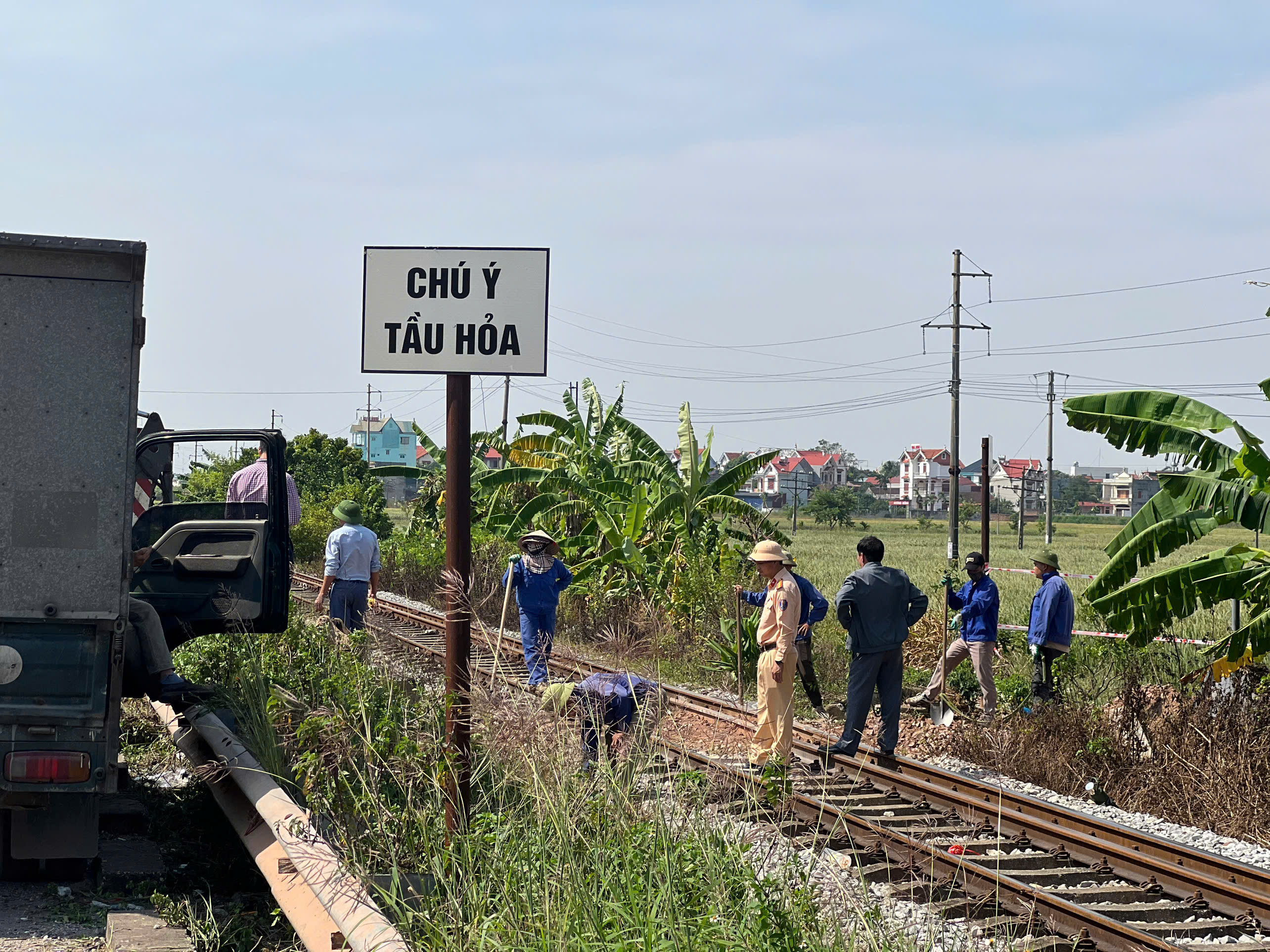 Nâng cấp đường gom dân sinh, xóa 3 lối đi tự mở qua đường sắt tại Bắc Ninh- Ảnh 2. Nâng cấp đường gom dân sinh, xóa 3 lối đi tự mở qua đường sắt tại Bắc Ninh- Ảnh 2.