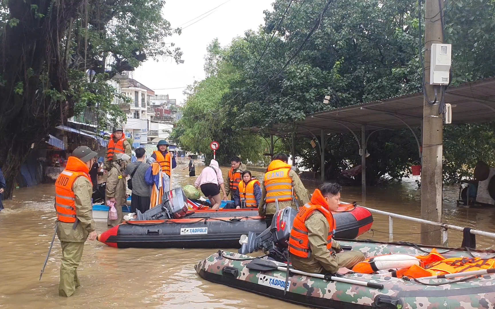Cận cảnh tuyến đường sắt Bắc - Nam đoạn qua Huế chìm trong nước lũ- Ảnh 5. Huế: 35 nghìn ngôi nhà chìm trong 'biển nước', giao thông chia cắt