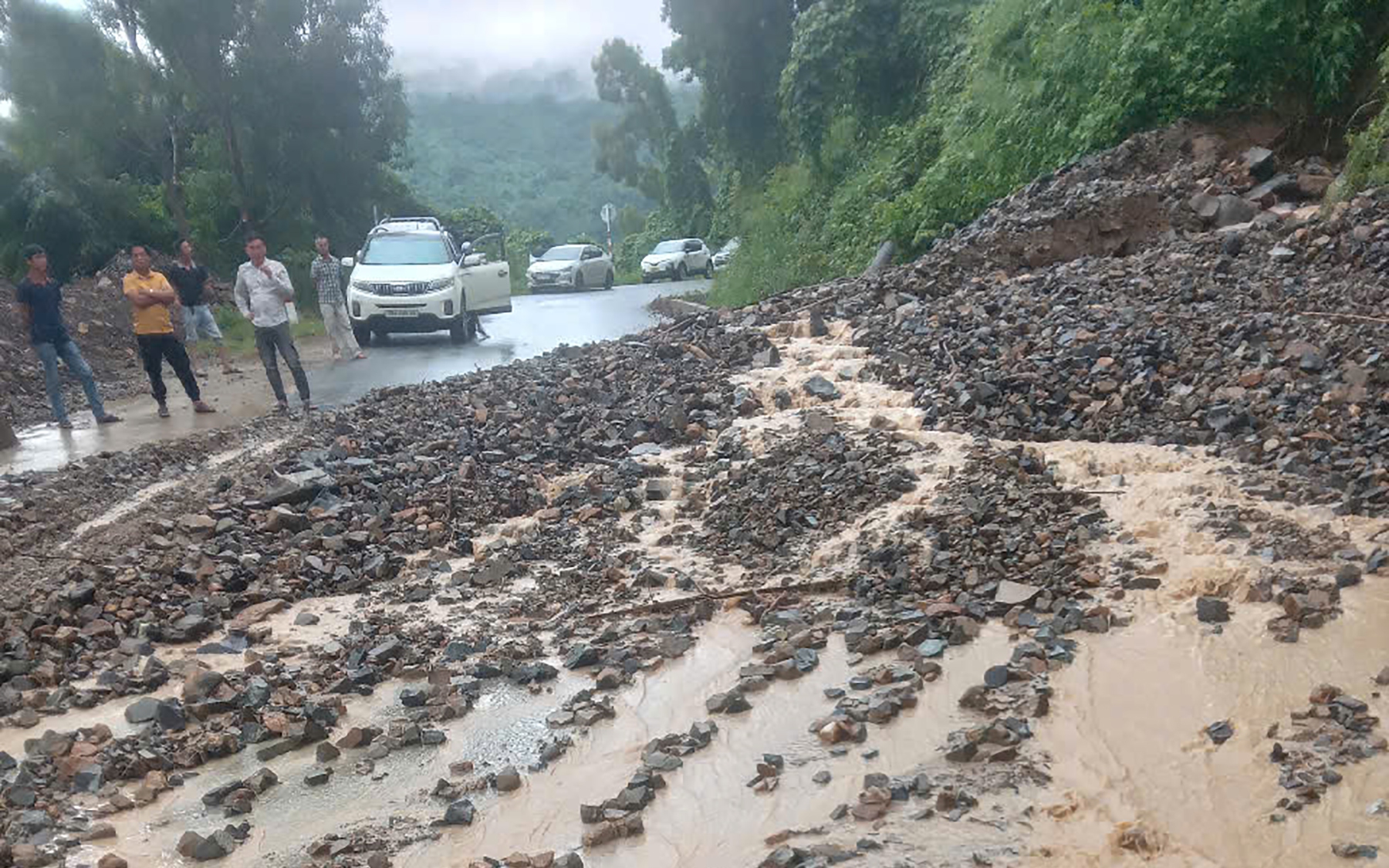 Mưa lớn, nhiều khu vực miền núi ở Khánh Hòa bị cô lập, giao thông chia cắt- Ảnh 5. Khánh Hòa: Sạt lở tuyến độc đạo lên các xã miền núi Khánh Sơn