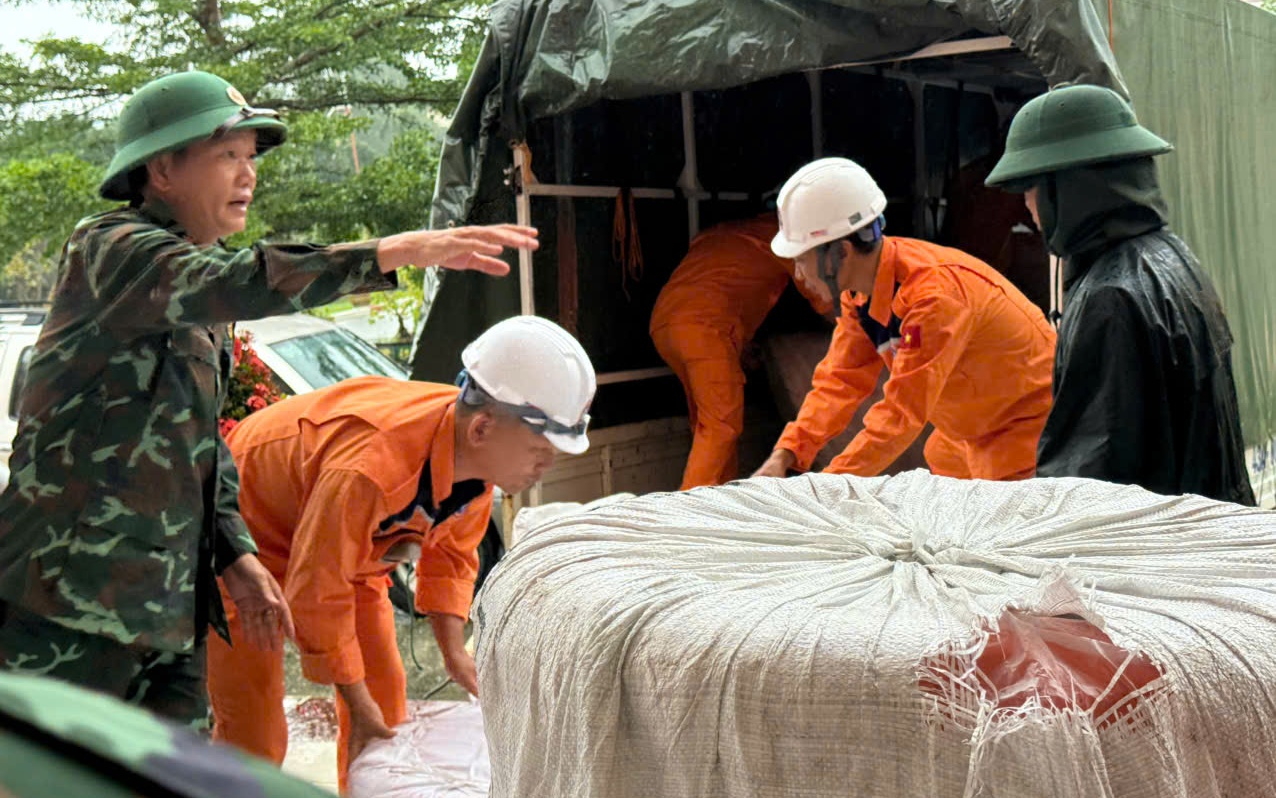 Cứu trợ khẩn cấp h&agrave;ng trăm &aacute;o phao, phao b&egrave; cho người d&acirc;n Huế trong mưa lũ