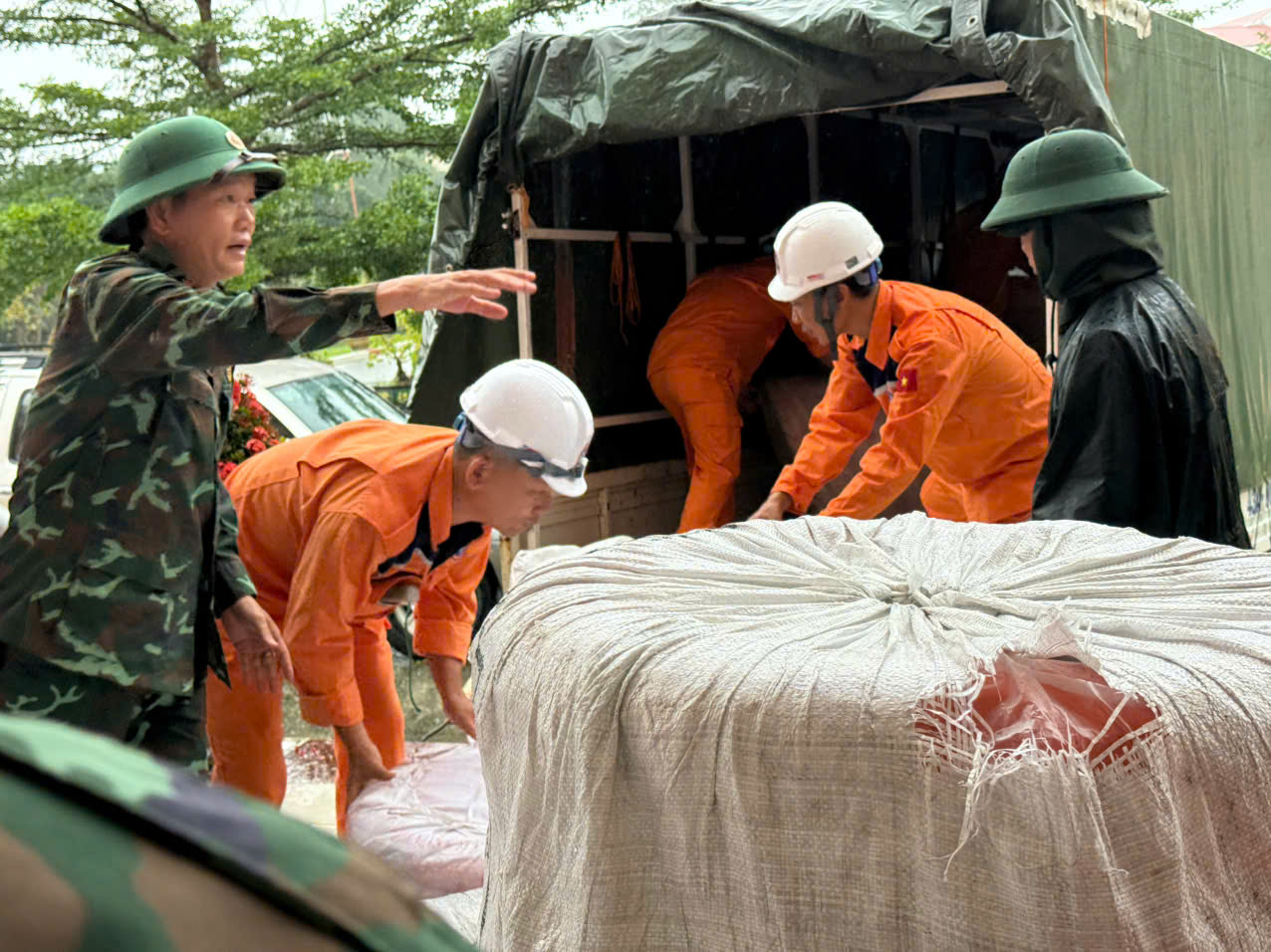 Cứu trợ khẩn cấp h&agrave;ng trăm &aacute;o phao, phao b&egrave; cho người d&acirc;n Huế trong mưa lũ- Ảnh 1.