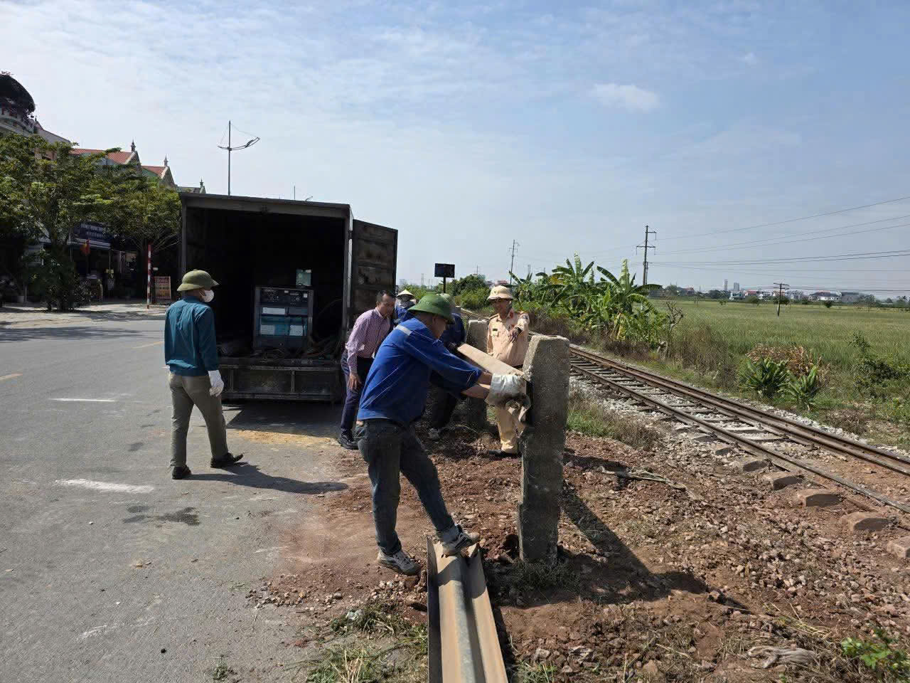 Nâng cấp đường gom dân sinh, xóa 3 lối đi tự mở qua đường sắt tại Bắc Ninh- Ảnh 1. Nâng cấp đường gom dân sinh, xóa 3 lối đi tự mở qua đường sắt tại Bắc Ninh- Ảnh 1.