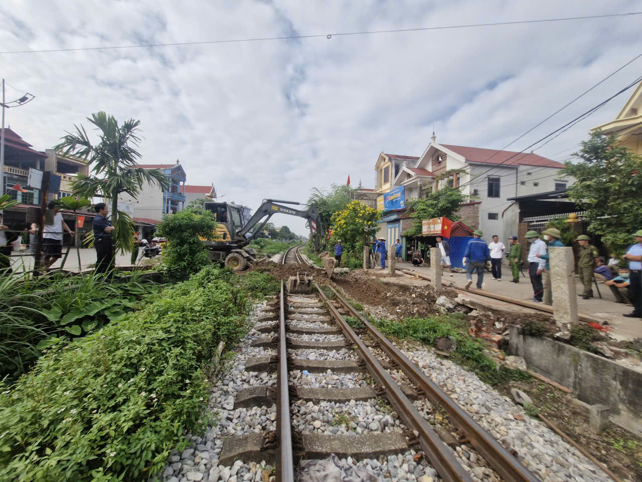 Nâng cấp đường gom dân sinh, xóa 3 lối đi tự mở qua đường sắt tại Bắc Ninh- Ảnh 4. Nâng cấp đường gom dân sinh, xóa 3 lối đi tự mở qua đường sắt tại Bắc Ninh- Ảnh 4.