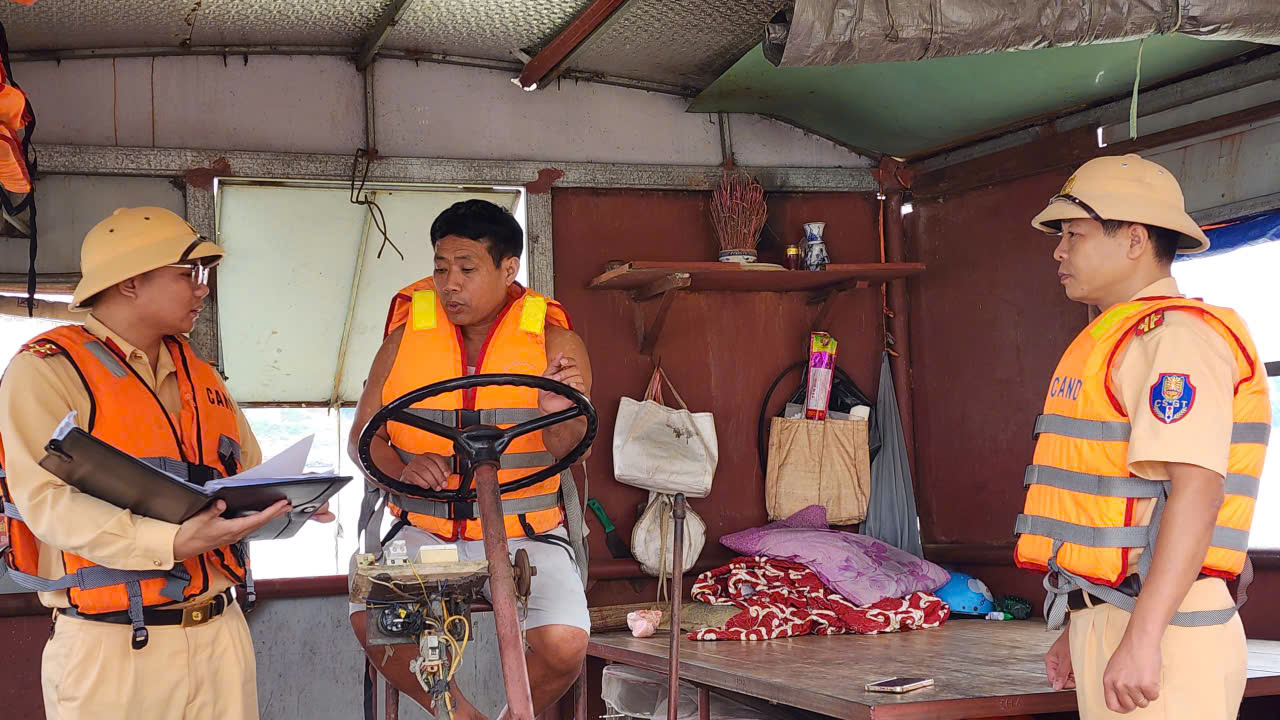 Ph&uacute; Thọ: Tăng cường tuy&ecirc;n truyền, siết chặt an to&agrave;n giao th&ocirc;ng đường thủy- Ảnh 2.