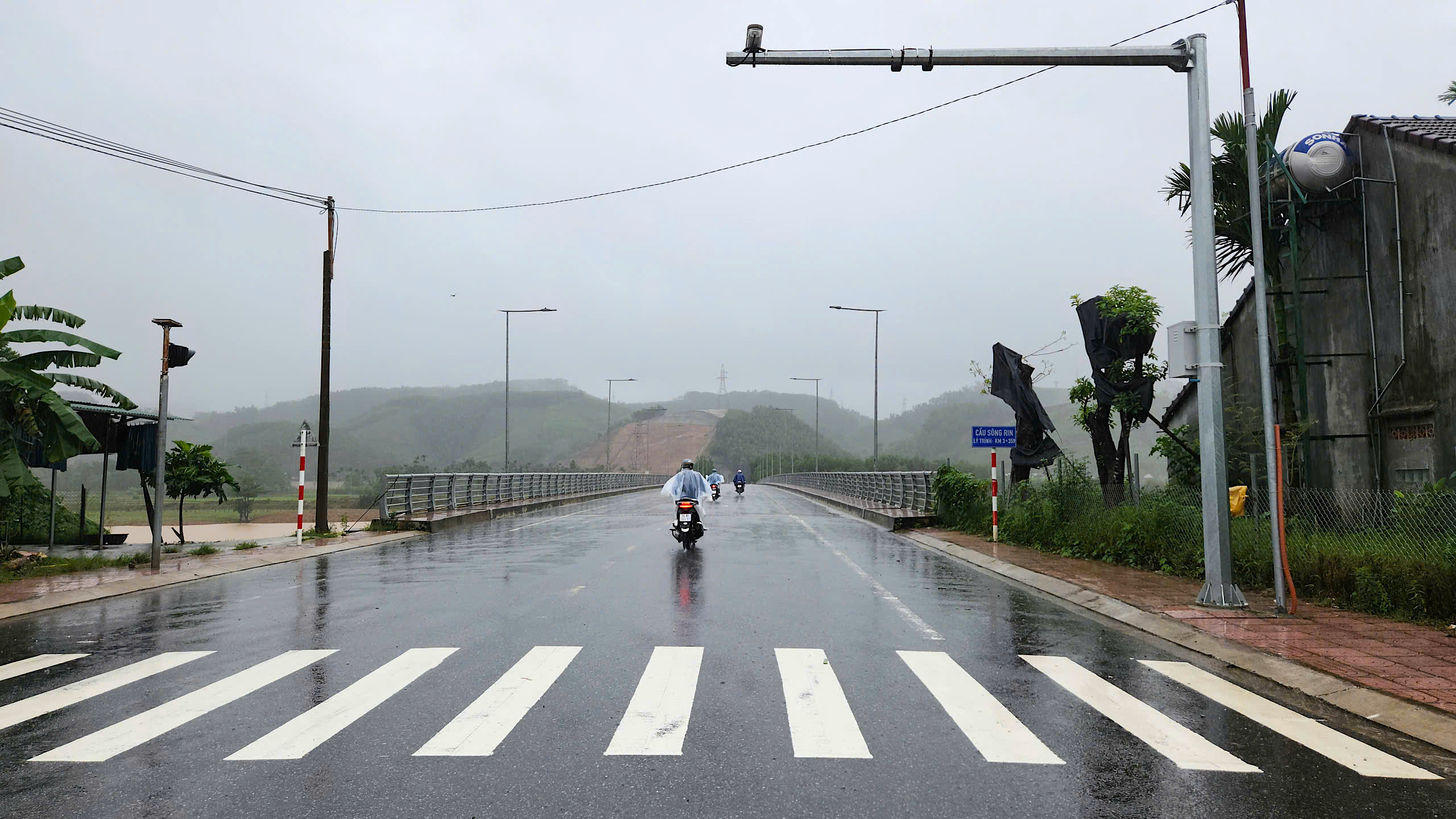 Những c&acirc;y cầu vững ch&atilde;i gi&uacute;p người d&acirc;n miền n&uacute;i Quảng Ng&atilde;i vượt lũ an to&agrave;n- Ảnh 8.