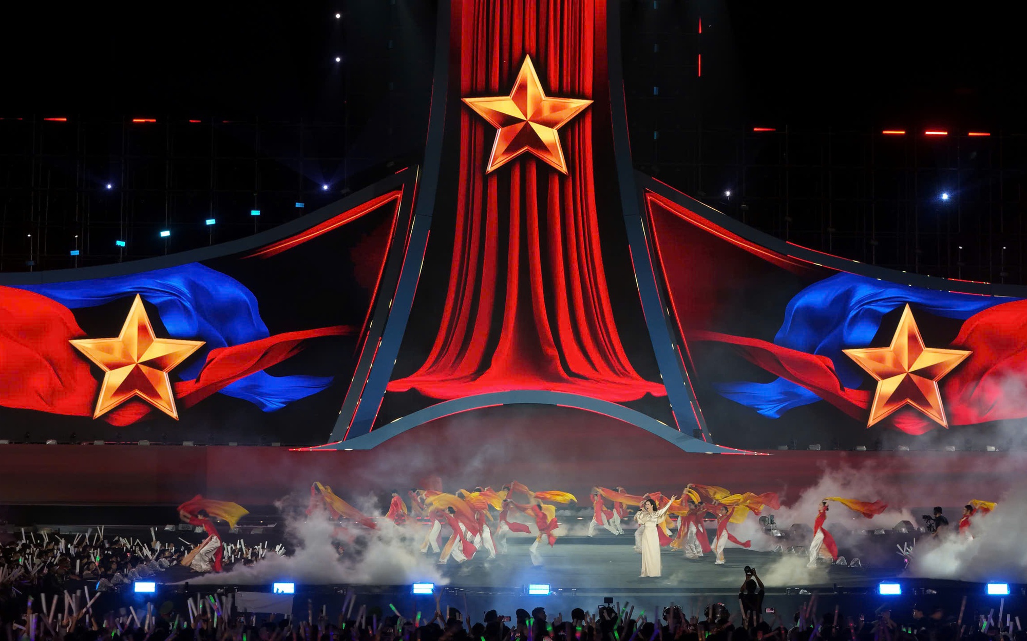 Đại tiệc &acirc;m nhạc Hạ Long 2025 rực rỡ v&agrave; đầy cảm x&uacute;c