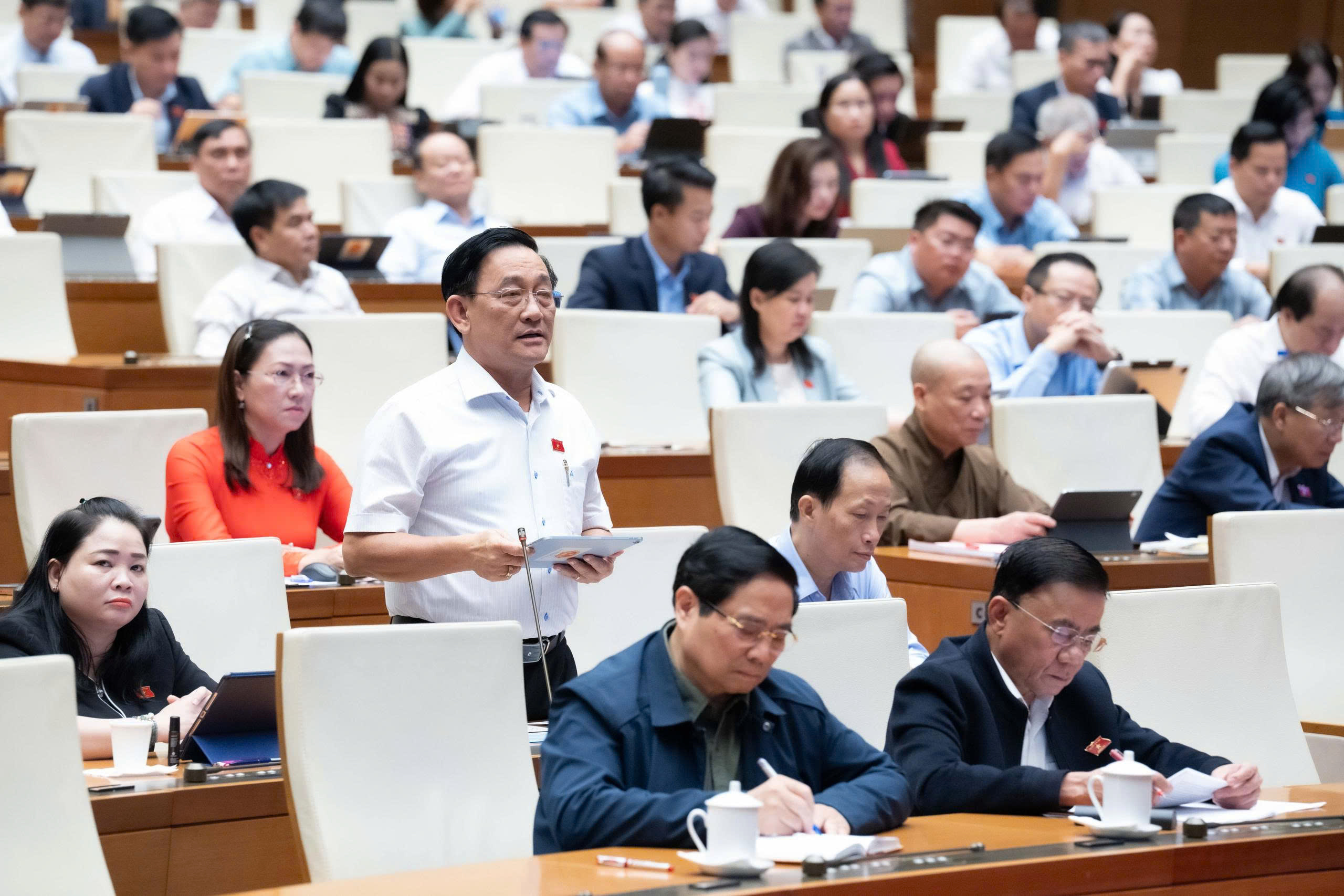 Đại biểu Quốc hội đề nghị tăng lương cơ sở ngay từ 1/1/2026- Ảnh 1.