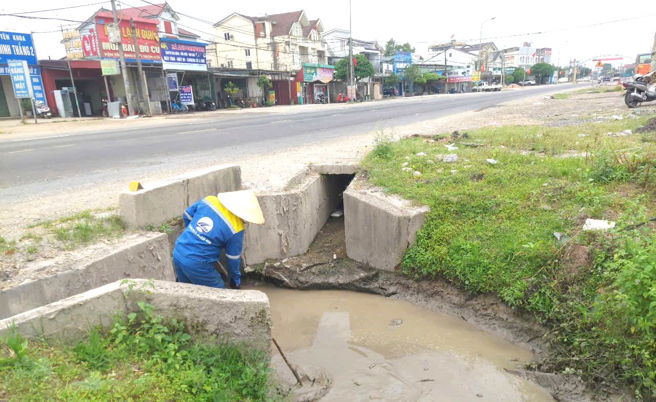 H&agrave; Tĩnh: Những người &acirc;m thầm giữ đường th&ocirc;ng suốt giữa m&ugrave;a mưa- Ảnh 1.