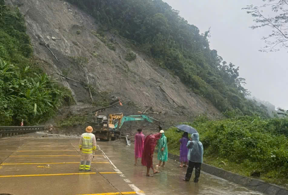 Cao tốc, quốc lộ qua miền Trung tắc nghẽn, chia cắt do mưa lũ: T&agrave;i xế lưu th&ocirc;ng thế n&agrave;o?- Ảnh 4.
