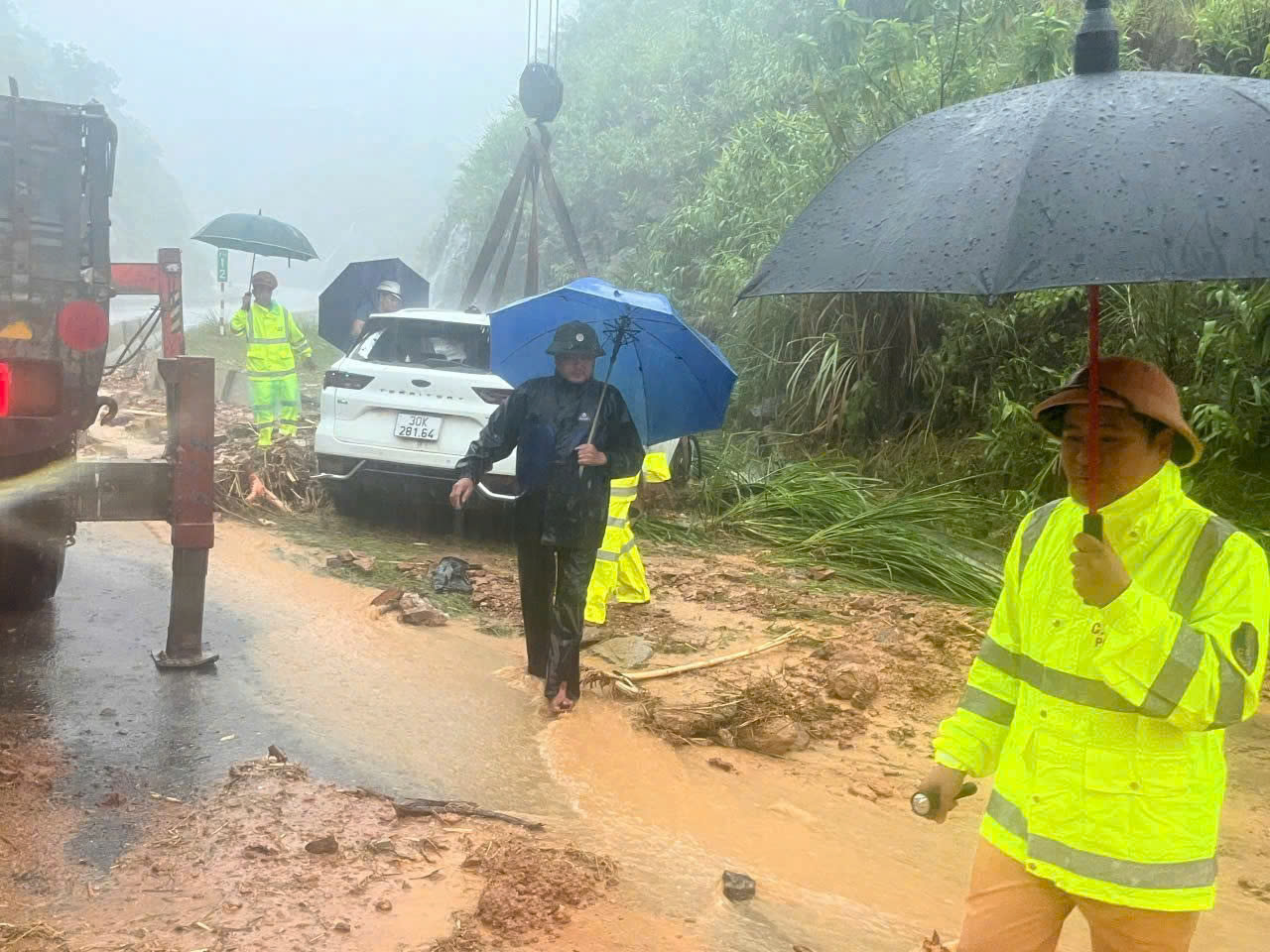 Cao tốc, quốc lộ qua miền Trung tắc nghẽn, chia cắt do mưa lũ: T&agrave;i xế lưu th&ocirc;ng thế n&agrave;o?- Ảnh 1.