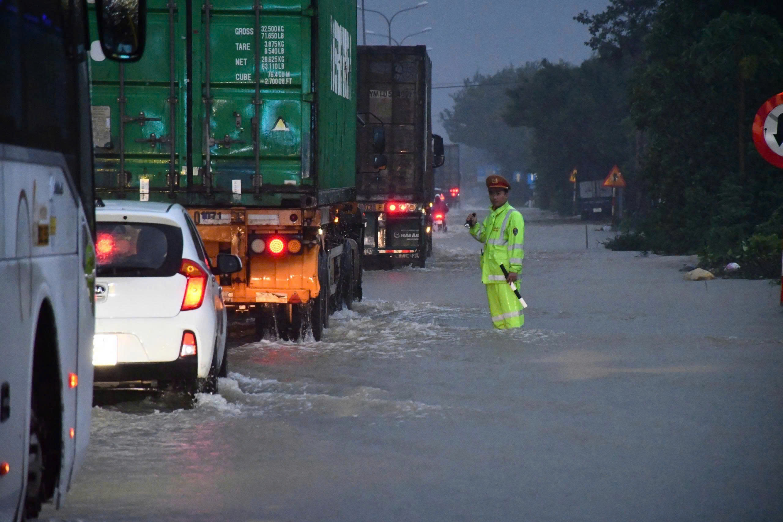 Cao tốc, quốc lộ qua miền Trung tắc nghẽn, chia cắt do mưa lũ: T&agrave;i xế lưu th&ocirc;ng thế n&agrave;o?- Ảnh 2.