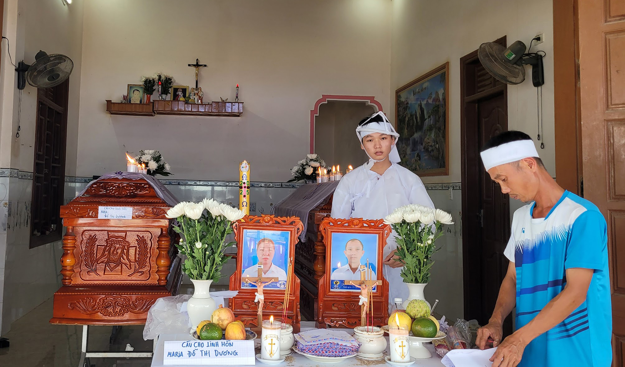 Cha mẹ bất ngờ gặp nạn, ba con ph&uacute;t chốc mồ c&ocirc;i- Ảnh 1.