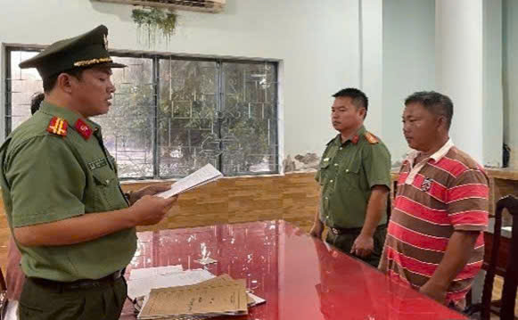 Khởi tố bắt tạm giam hai thuyền trưởng "Tổ chức đưa người kh&aacute;c xuất cảnh tr&aacute;i ph&eacute;p"- Ảnh 1.