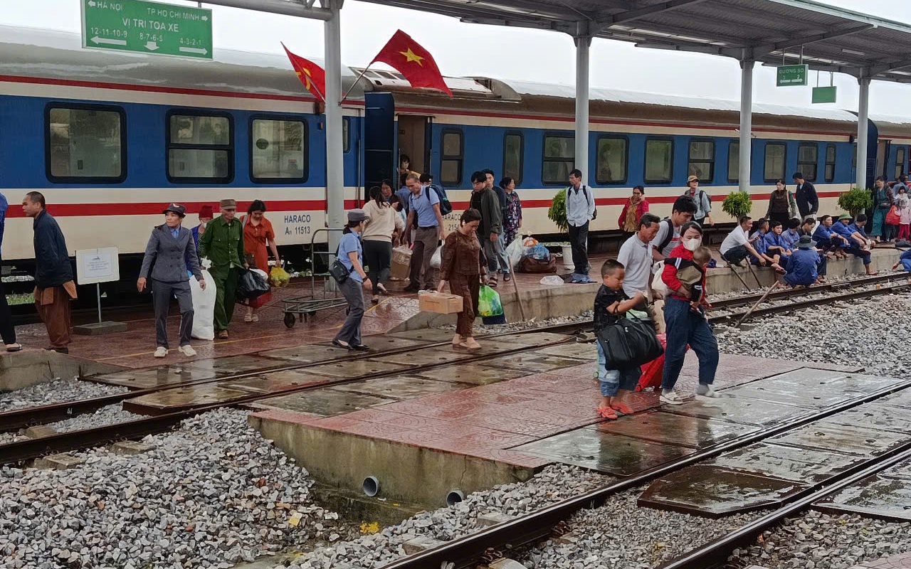 Đường sắt chuyển tải hơn 4.000 h&agrave;nh kh&aacute;ch do ngập ở Huế