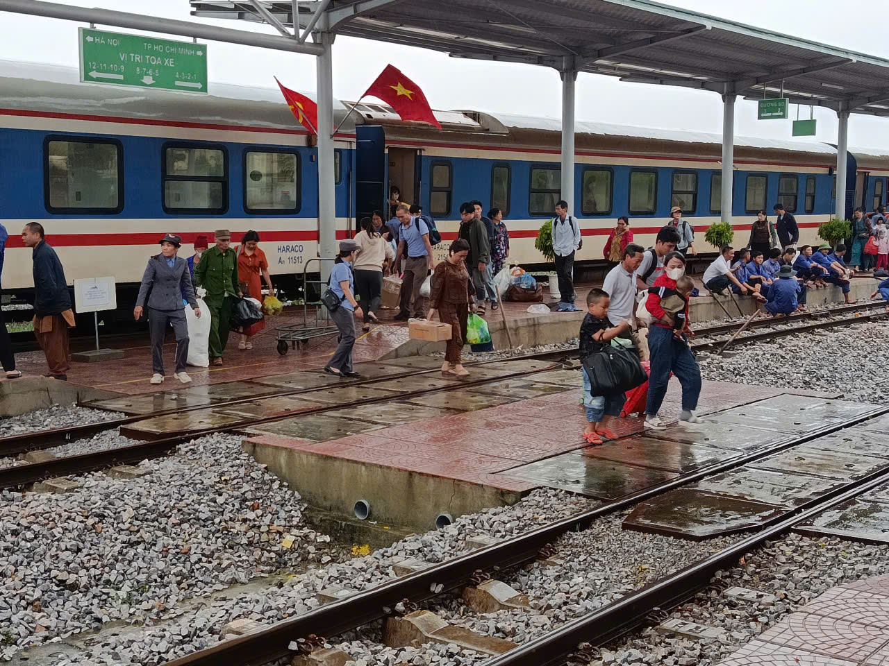 Đường sắt chuyển tải hơn 4.000 h&agrave;nh kh&aacute;ch do ngập ở Huế- Ảnh 1.