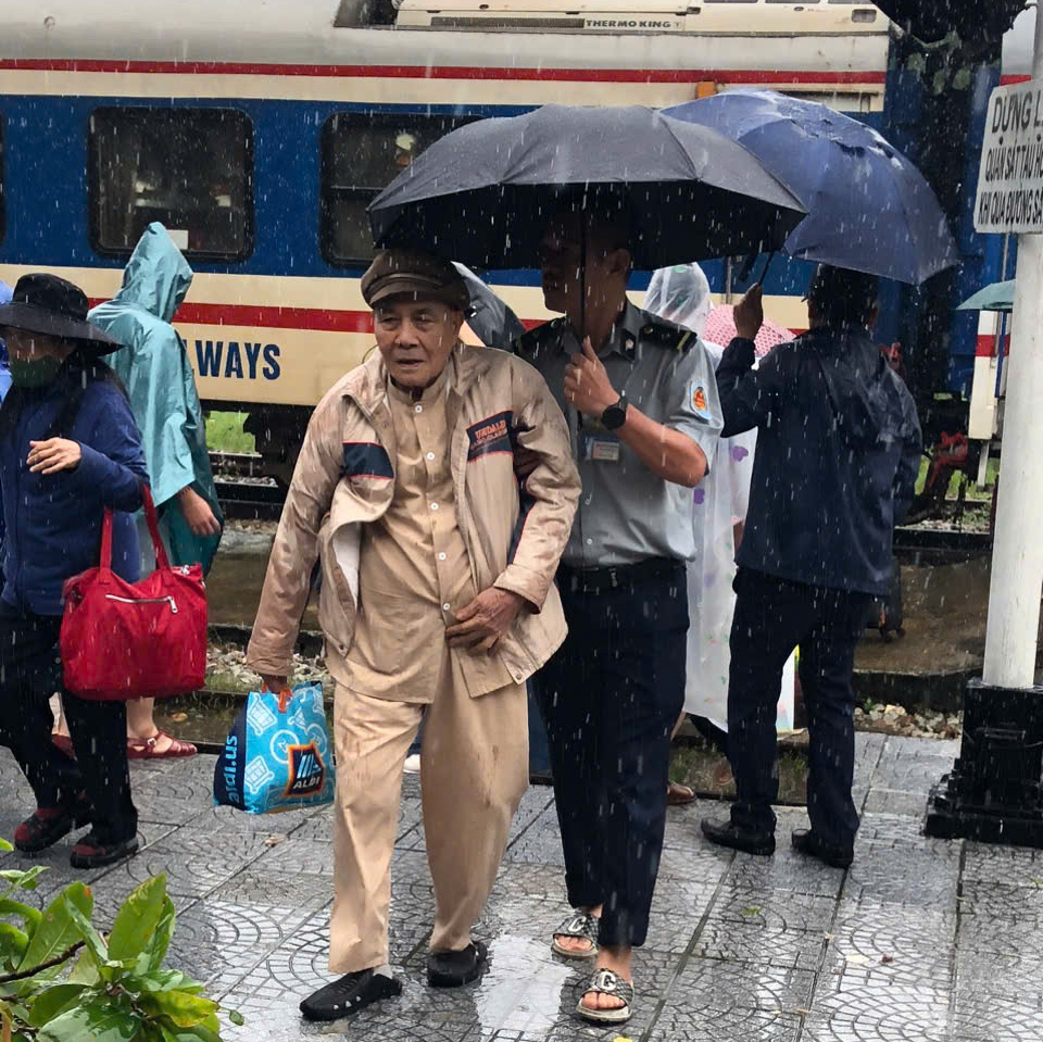 Đường sắt chuyển tải hơn 4.000 h&agrave;nh kh&aacute;ch do ngập ở Huế- Ảnh 2.