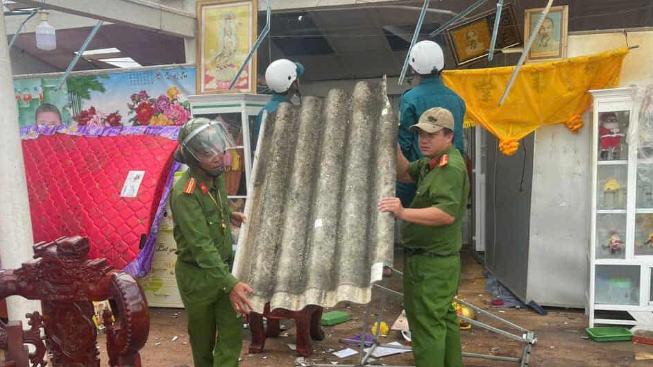 Lốc xo&aacute;y trong đ&ecirc;m l&agrave;m sập, tốc m&aacute;i 17 căn nh&agrave; ở C&agrave; Mau- Ảnh 2.