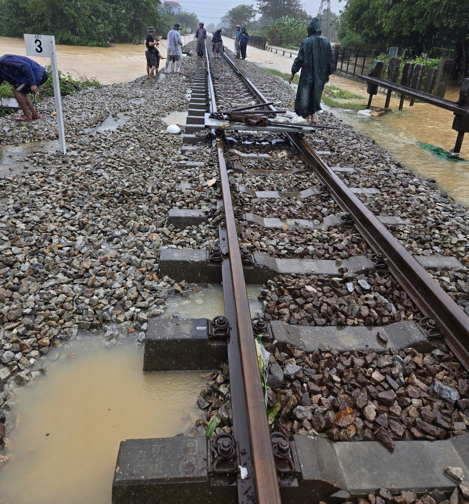 Huế: Khẩn trương khắc phục đoạn đường sắt Bắc - Nam bị lũ cuốn tr&ocirc;i nền đ&aacute;- Ảnh 3.