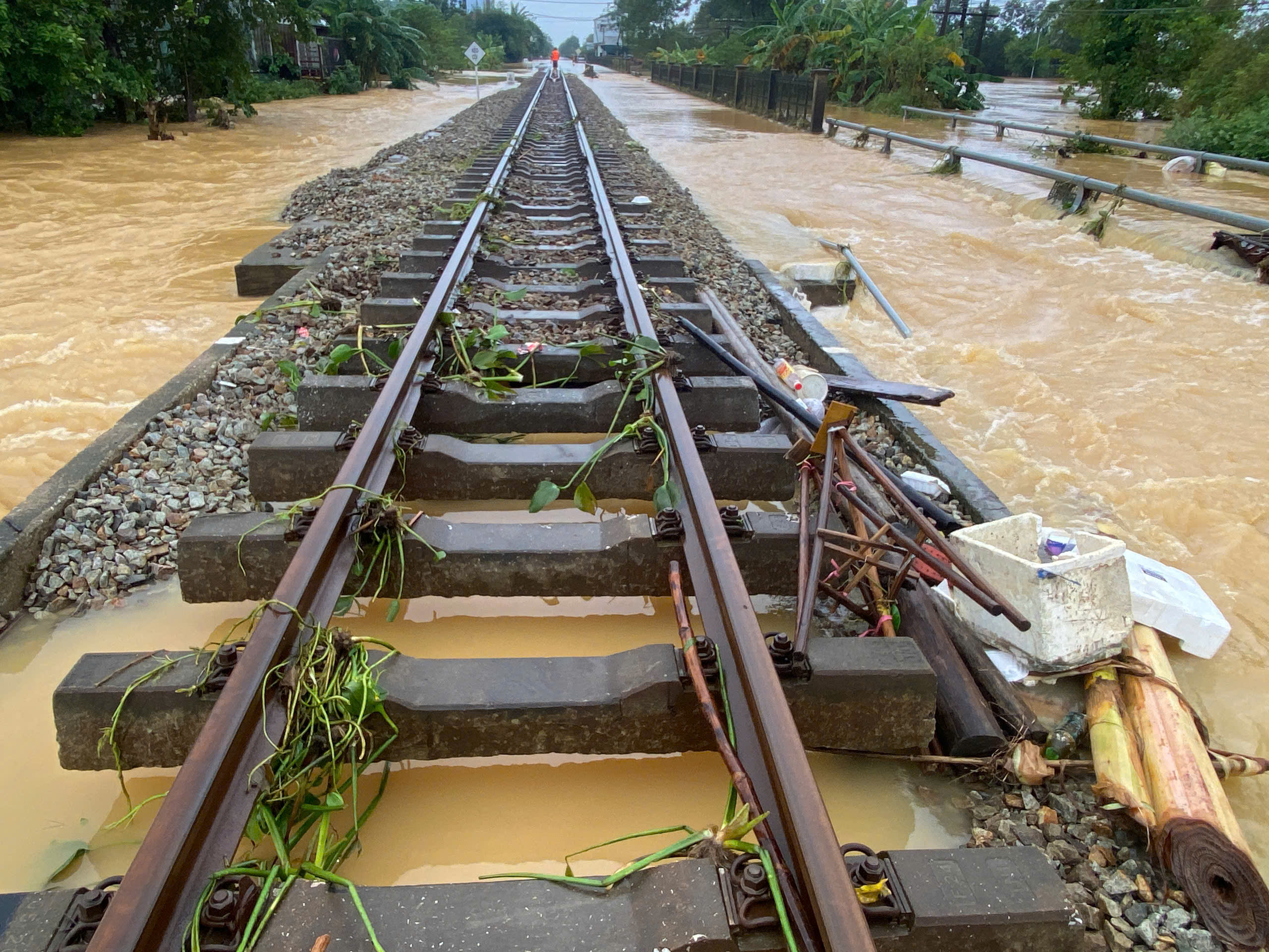 Huế: Khẩn trương khắc phục đoạn đường sắt Bắc - Nam bị lũ cuốn tr&ocirc;i nền đ&aacute;- Ảnh 2.