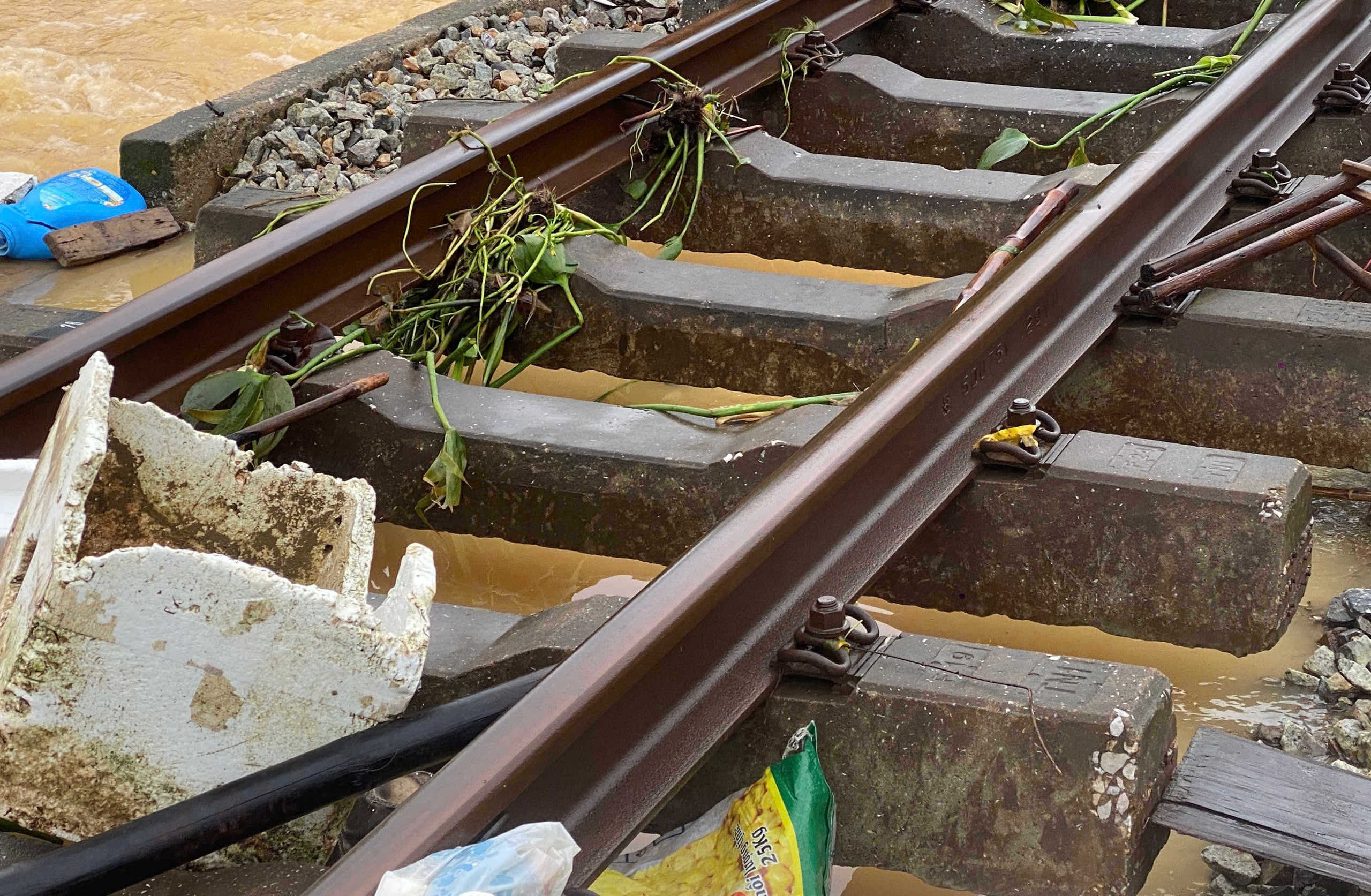 Huế: Khẩn trương khắc phục đoạn đường sắt Bắc - Nam bị lũ cuốn tr&ocirc;i nền đ&aacute;- Ảnh 1.