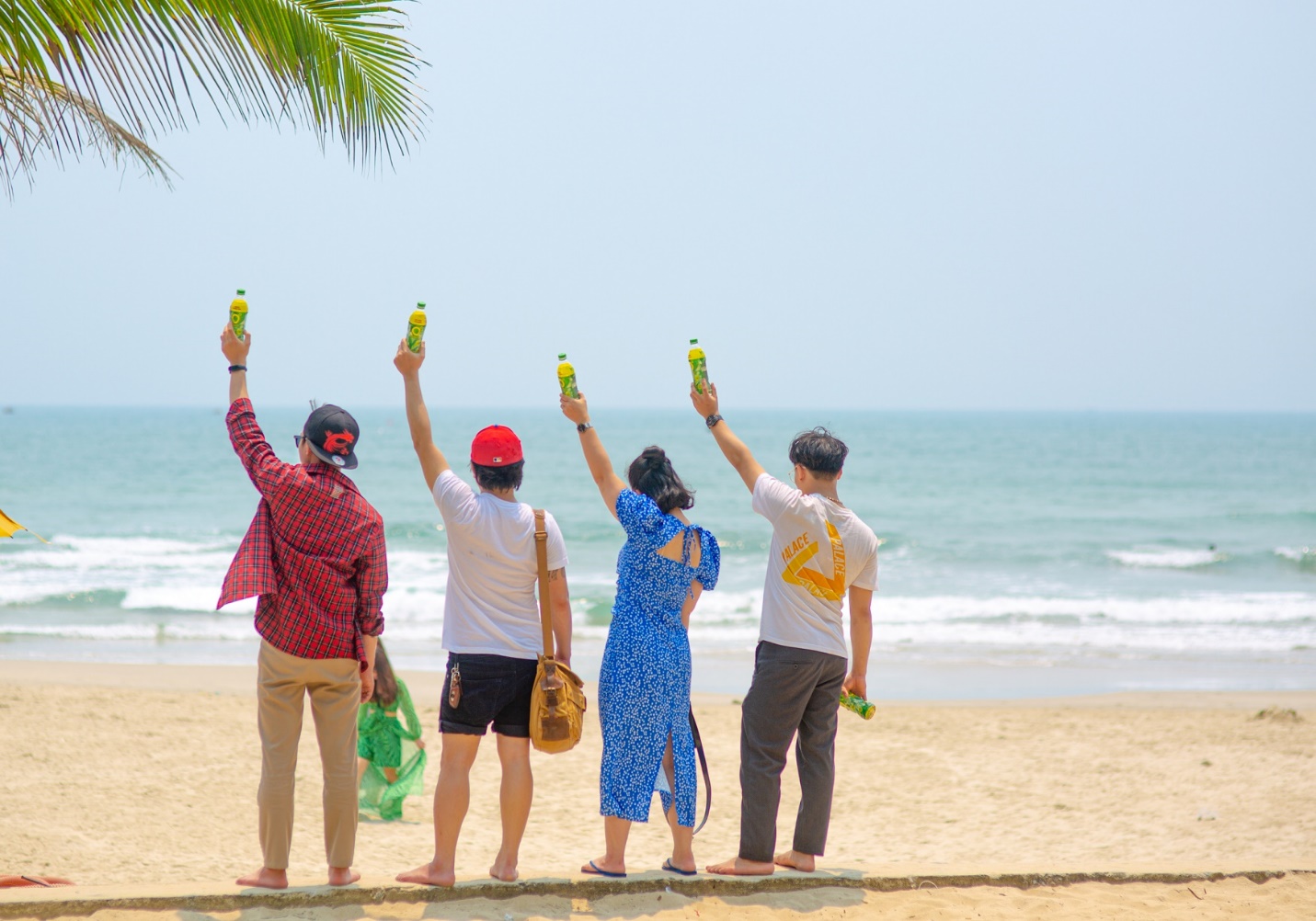 Chạm đ&aacute;y cảm x&uacute;c, bật lại burnout: Gen Z l&ecirc;n n&uacute;i, xuống biển giải nhiệt cuộc sống- Ảnh 2.