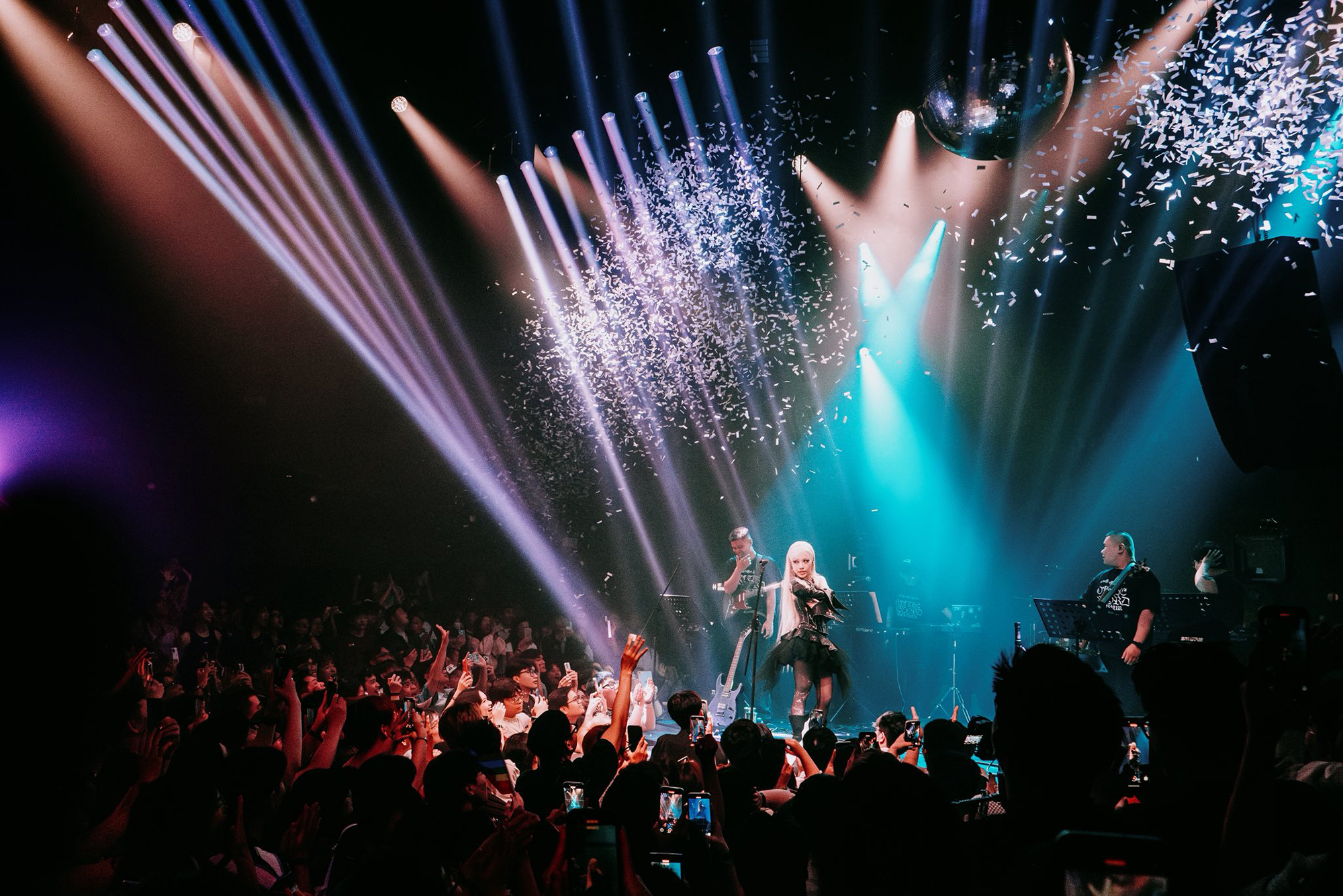 Ca sĩ Ph&ugrave;ng Kh&aacute;nh Linh: Giữa một vạn người, kh&oacute; nhất l&agrave; thấy ch&iacute;nh m&igrave;nh- Ảnh 2.