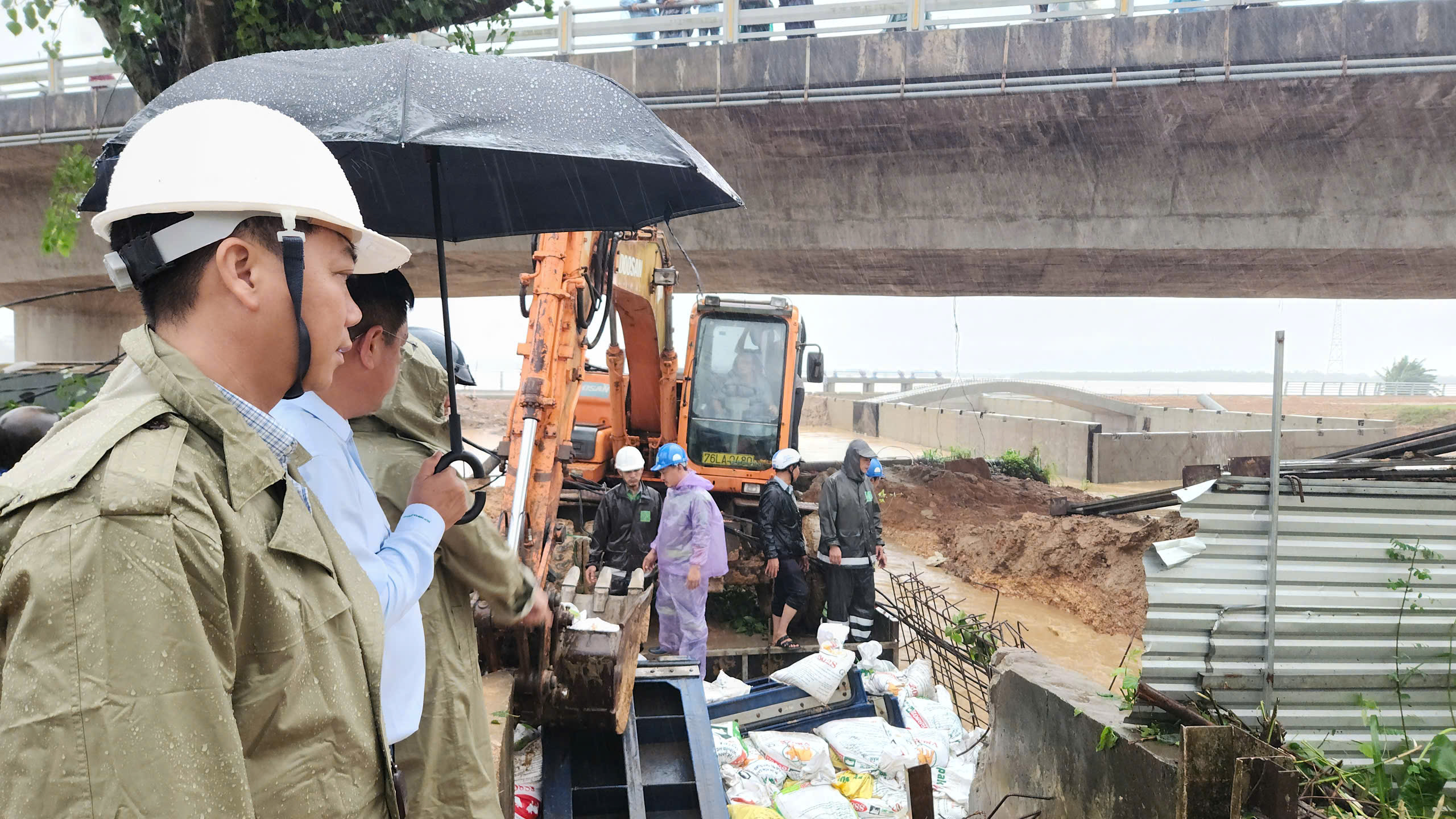 Khẩn cấp chặn miệng cống, ngăn nước tr&agrave;n v&agrave;o đ&ocirc; thị Quảng Ng&atilde;i- Ảnh 5.