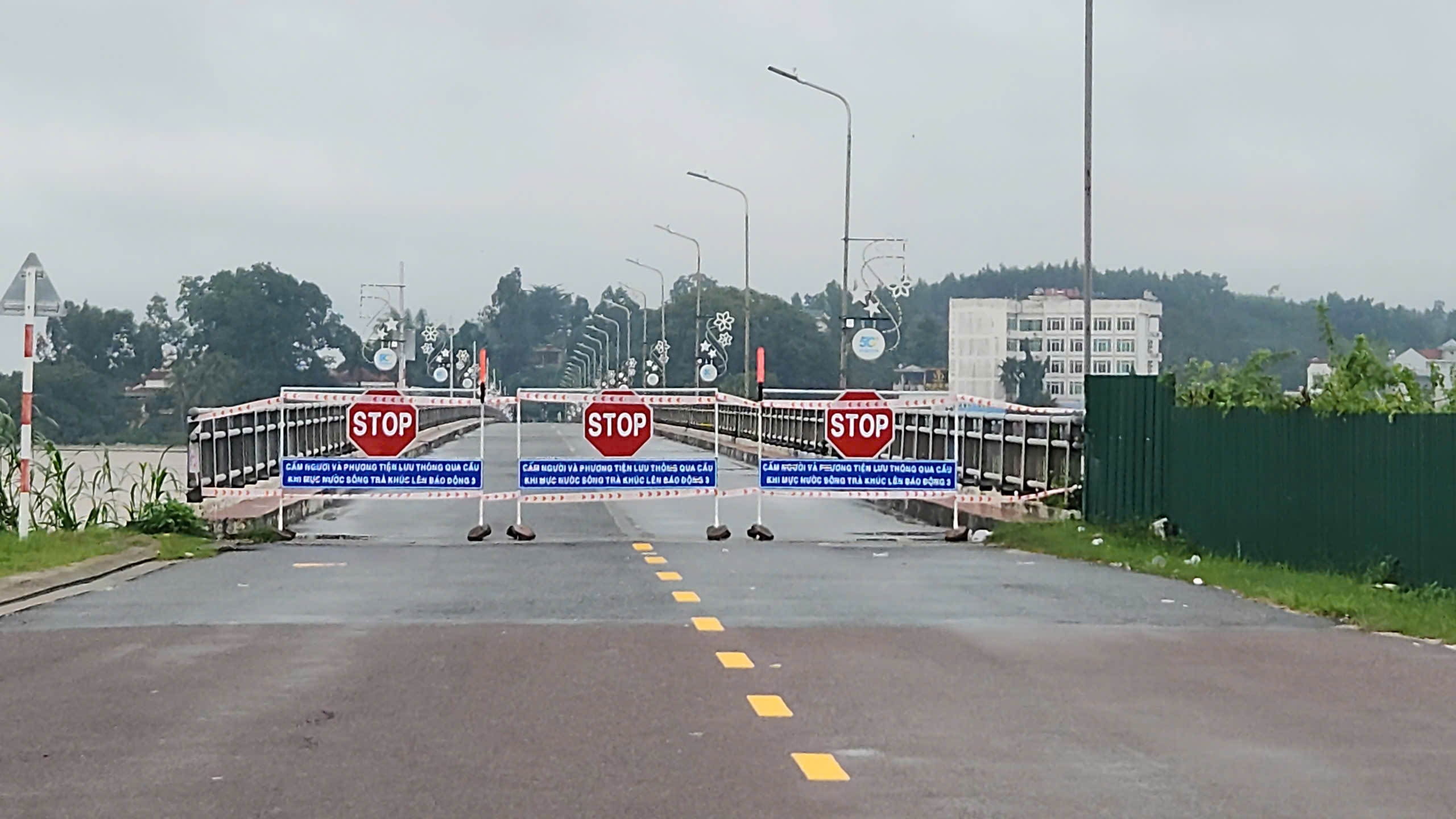 Khẩn cấp chặn miệng cống, ngăn nước tr&agrave;n v&agrave;o đ&ocirc; thị Quảng Ng&atilde;i- Ảnh 10.