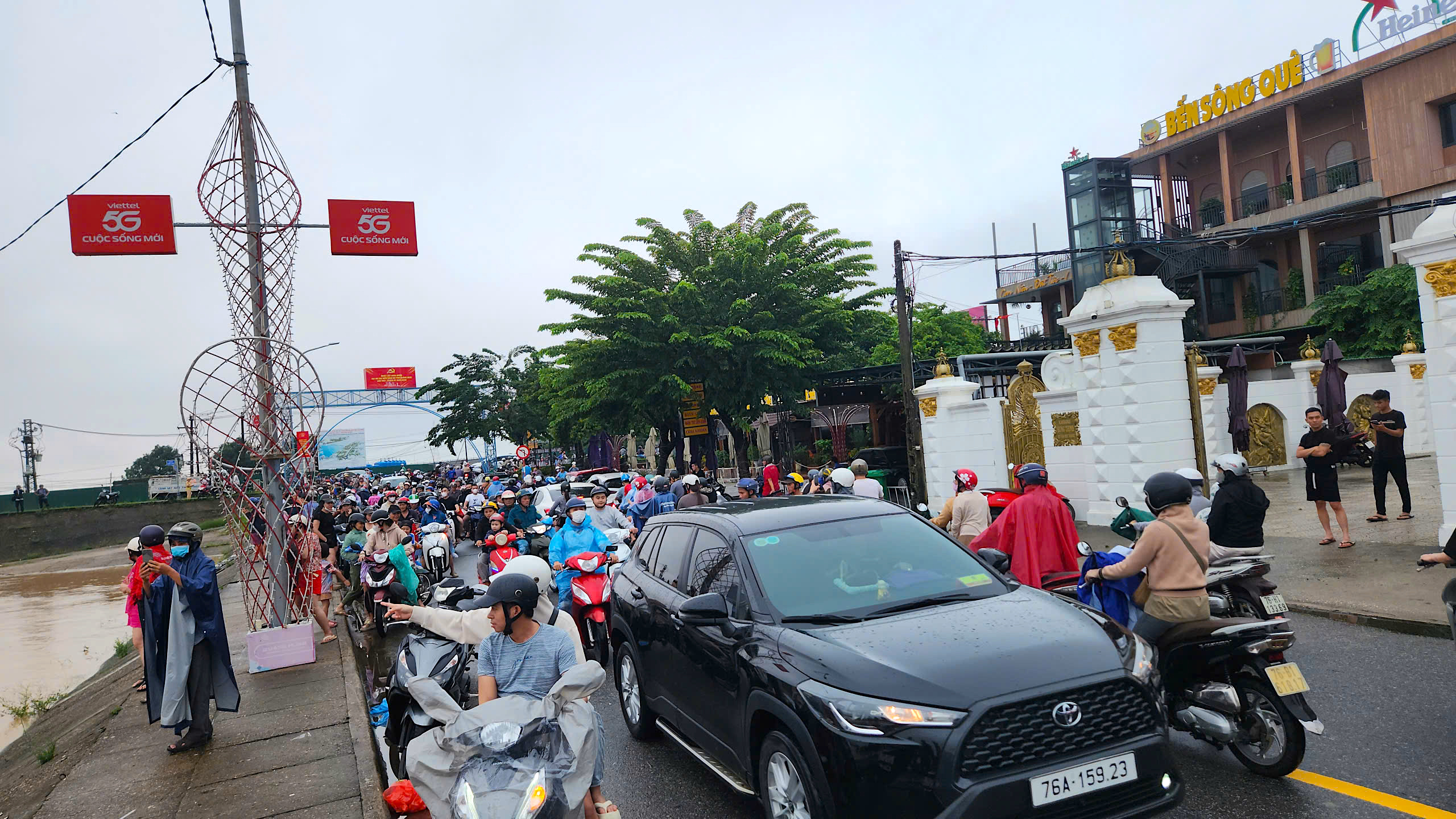 Hàng nghìn người dân Quảng Ngãi đổ ra bờ sông xem... nước lũ- Ảnh 1. Hàng nghìn người dân Quảng Ngãi đổ ra bờ sông xem... nước lũ- Ảnh 1.