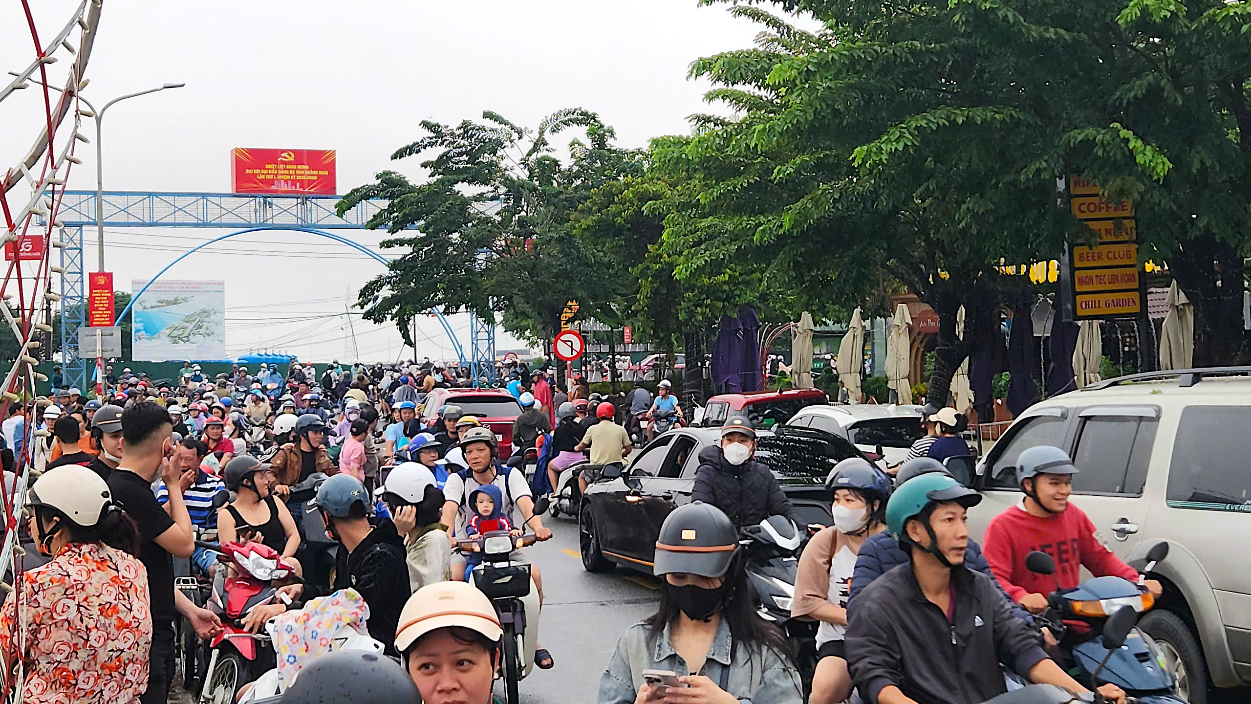 Hàng nghìn người dân Quảng Ngãi đổ ra bờ sông xem... nước lũ- Ảnh 3. Hàng nghìn người dân Quảng Ngãi đổ ra bờ sông xem... nước lũ- Ảnh 3.