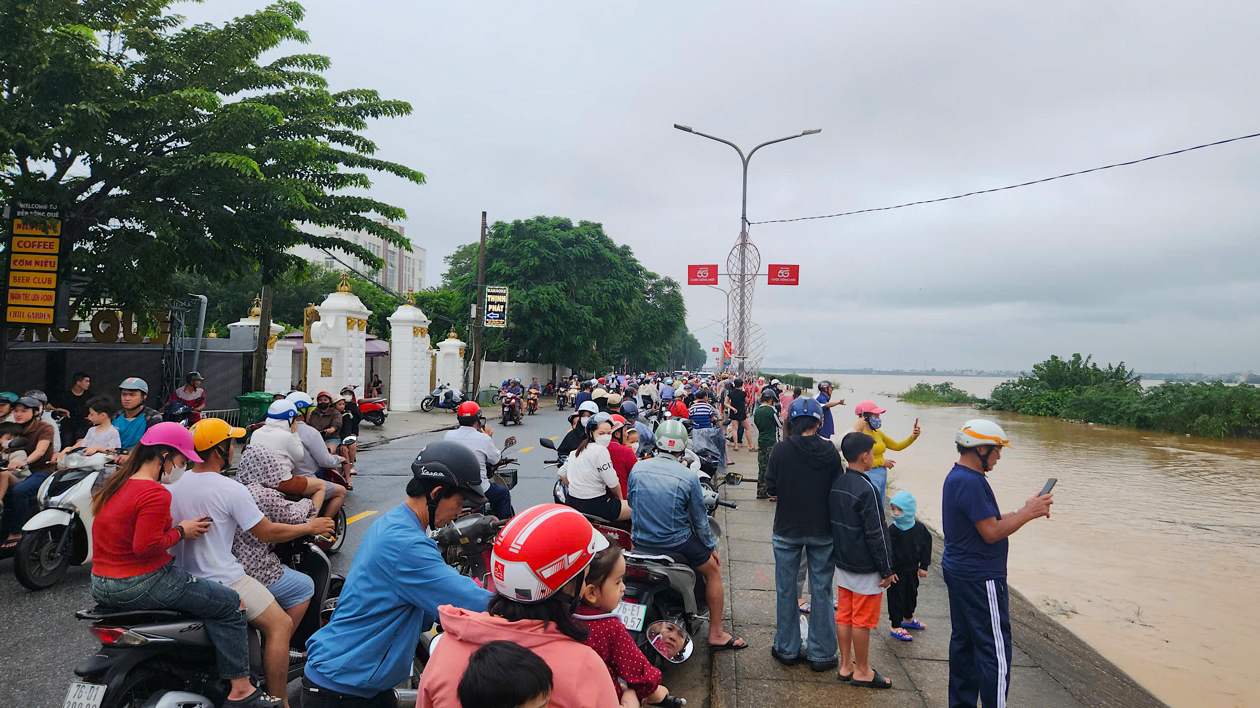 Hàng nghìn người dân Quảng Ngãi đổ ra bờ sông xem... nước lũ- Ảnh 6. Hàng nghìn người dân Quảng Ngãi đổ ra bờ sông xem... nước lũ- Ảnh 6.