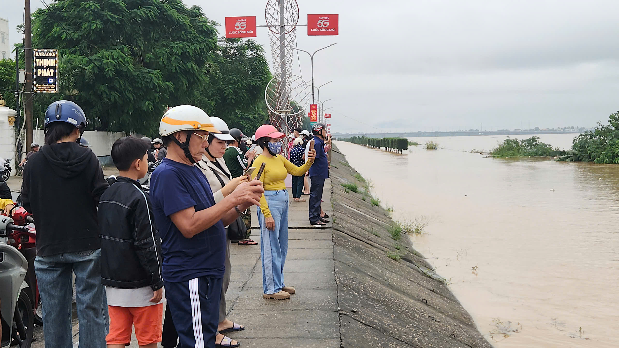 Hàng nghìn người dân Quảng Ngãi đổ ra bờ sông xem... nước lũ- Ảnh 7. Hàng nghìn người dân Quảng Ngãi đổ ra bờ sông xem... nước lũ- Ảnh 7.