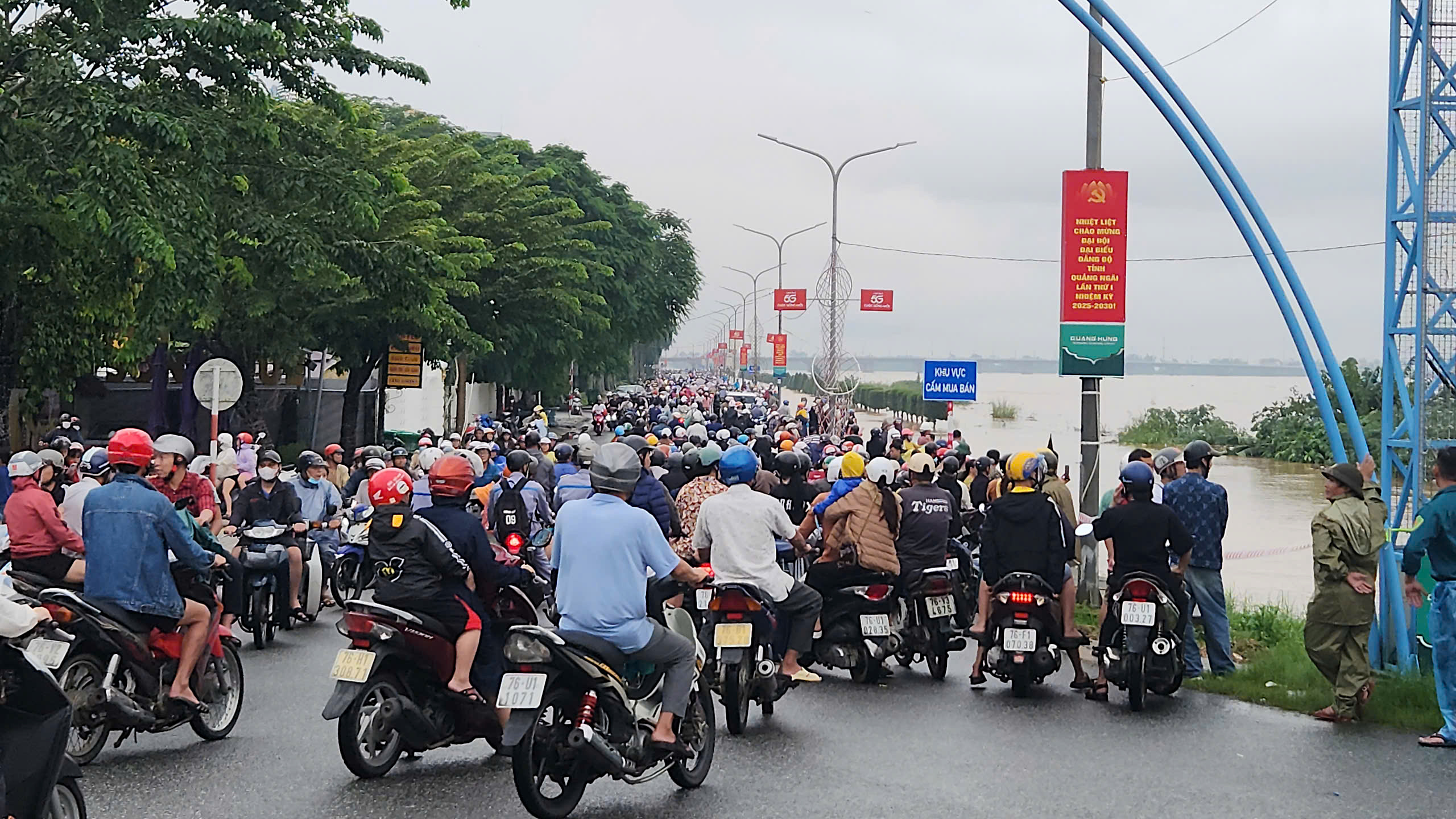 Hàng nghìn người dân Quảng Ngãi đổ ra bờ sông xem... nước lũ- Ảnh 2. Hàng nghìn người dân Quảng Ngãi đổ ra bờ sông xem... nước lũ- Ảnh 2.