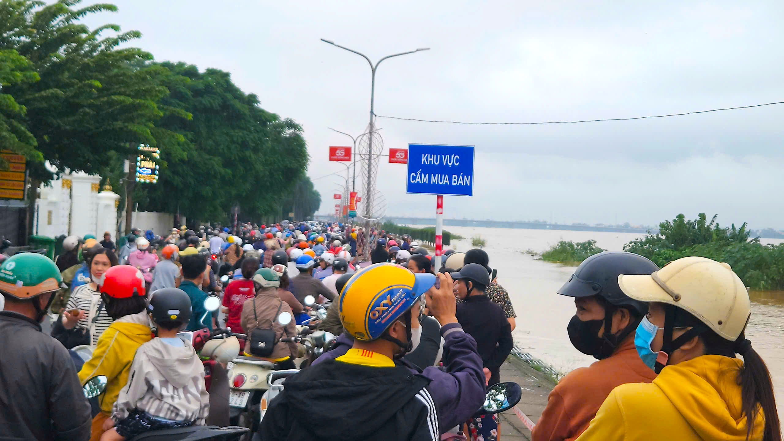 Hàng nghìn người dân Quảng Ngãi đổ ra bờ sông xem... nước lũ- Ảnh 5. Hàng nghìn người dân Quảng Ngãi đổ ra bờ sông xem... nước lũ- Ảnh 5.