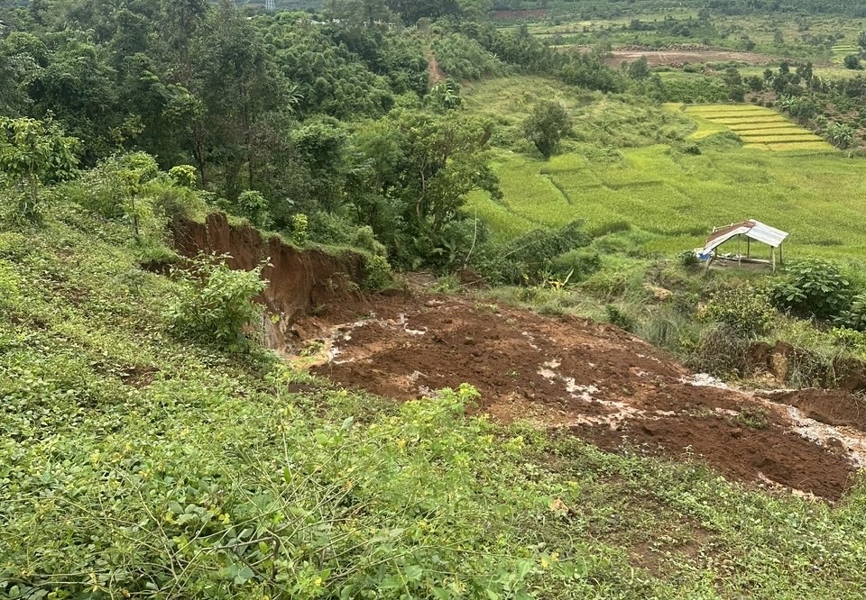 Gia Lai khẩn trương di dời h&agrave;ng chục hộ d&acirc;n khỏi v&ugrave;ng c&oacute; nguy cơ sạt lở- Ảnh 3.