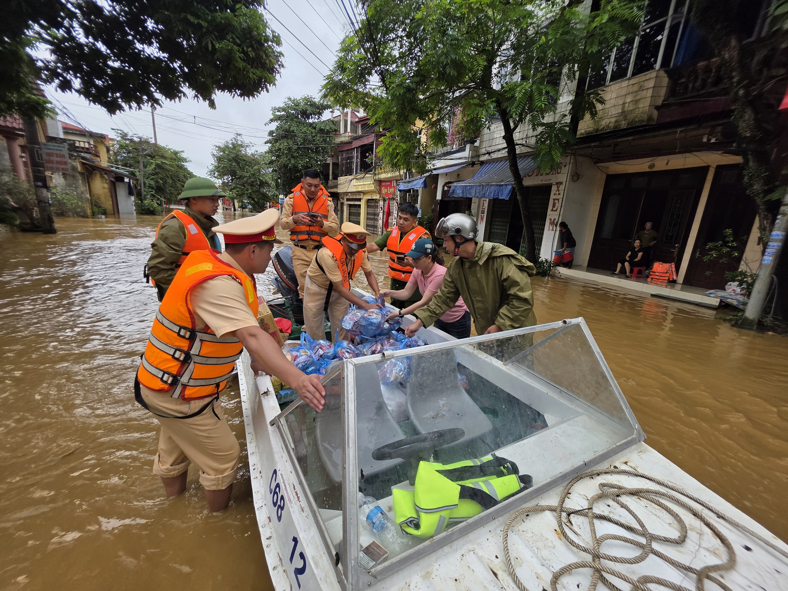 CSGT L&agrave;o Cai dầm m&igrave;nh trong b&ugrave;n đất dọn dẹp trường lớp, nh&agrave; cửa gi&uacute;p d&acirc;n ổn định cuộc sống- Ảnh 2.