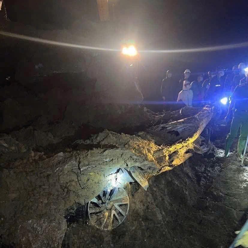 T&igrave;m thấy hai thi thể trong &ocirc; t&ocirc; bẹp d&uacute;m ở L&agrave;o Cai- Ảnh 1.