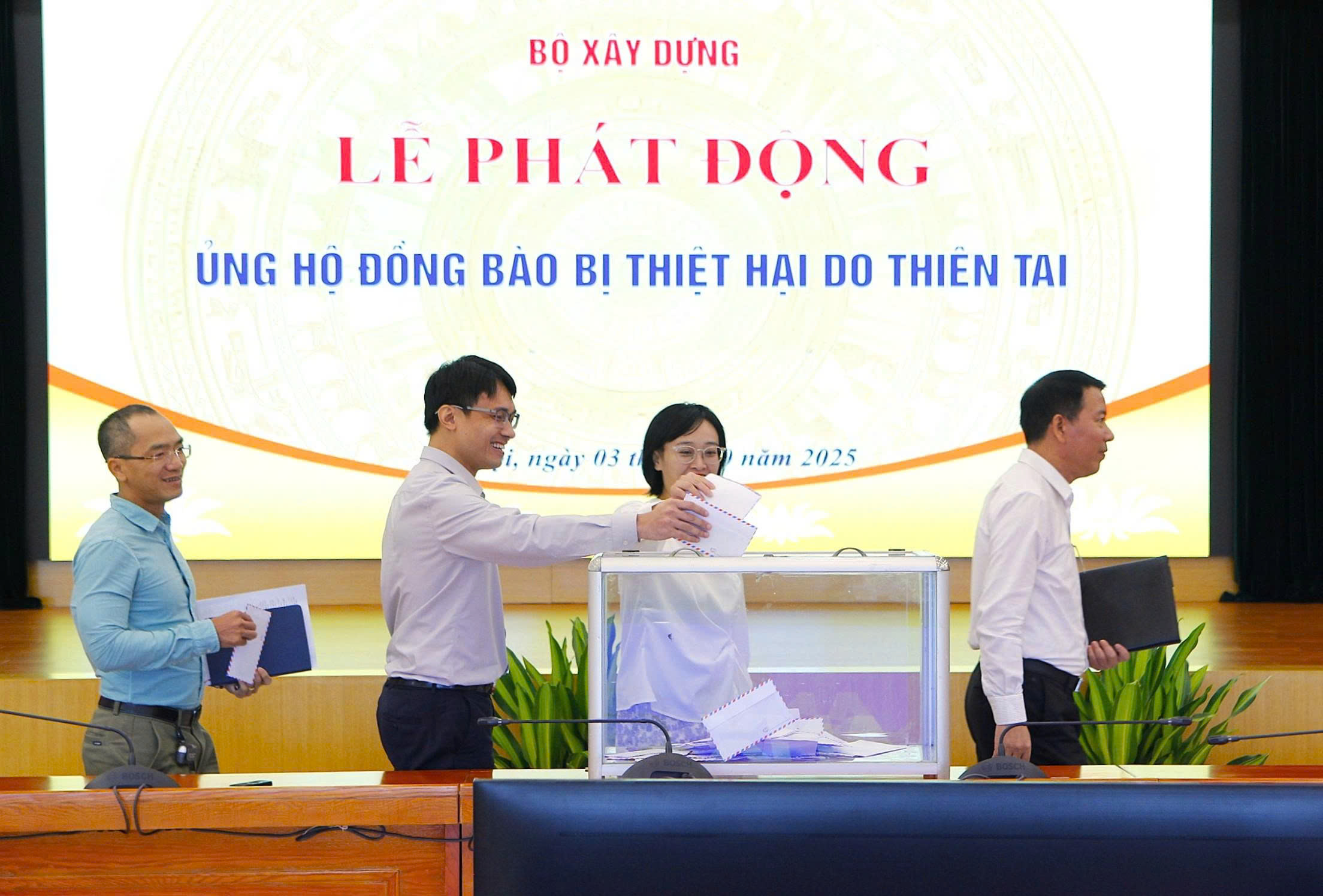 Bộ X&acirc;y dựng quy&ecirc;n g&oacute;p, ủng hộ đồng b&agrave;o bị thiệt hại do cơn b&atilde;o số 10- Ảnh 4.