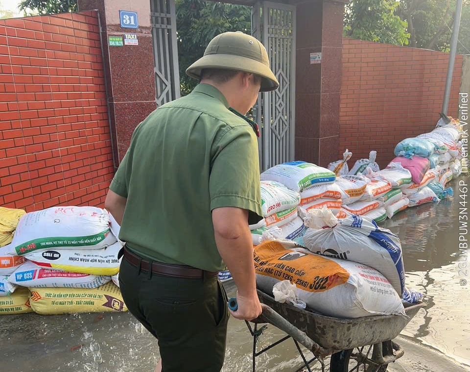 Bắc Ninh: H&agrave;ng trăm c&aacute;n bộ, chiến sĩ v&agrave; người d&acirc;n xuy&ecirc;n đ&ecirc;m khắc phục sự cố đ&ecirc; s&ocirc;ng- Ảnh 4.