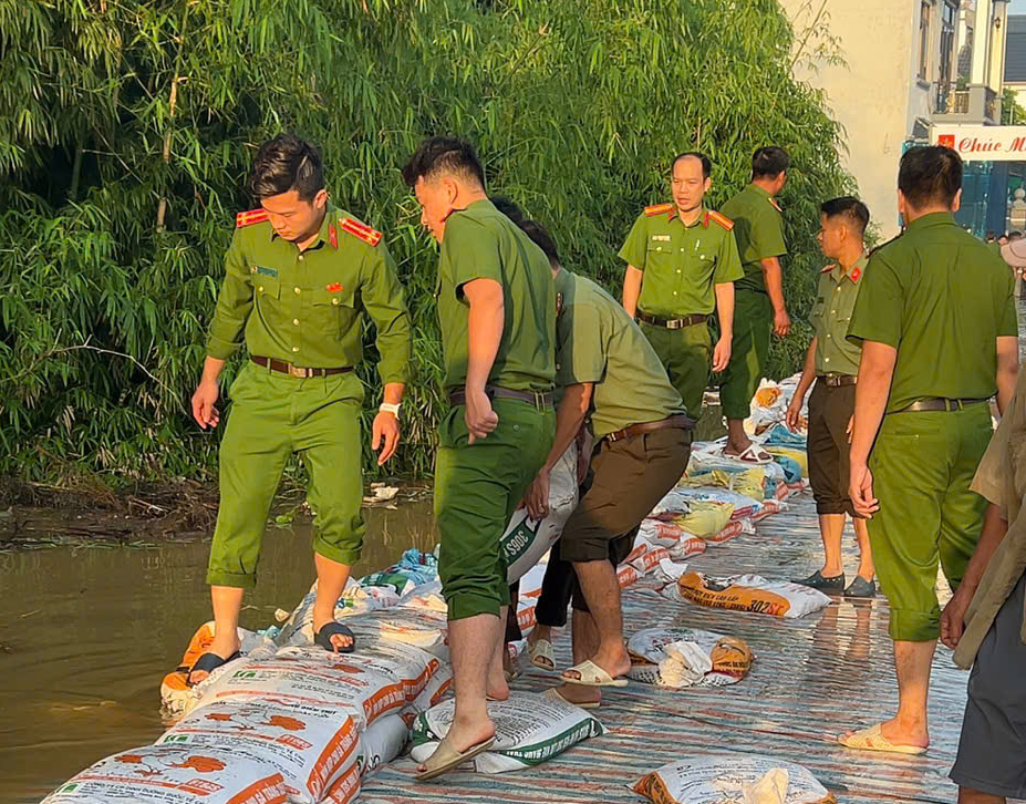Bắc Ninh: H&agrave;ng trăm c&aacute;n bộ, chiến sĩ v&agrave; người d&acirc;n xuy&ecirc;n đ&ecirc;m khắc phục sự cố đ&ecirc; s&ocirc;ng- Ảnh 5.